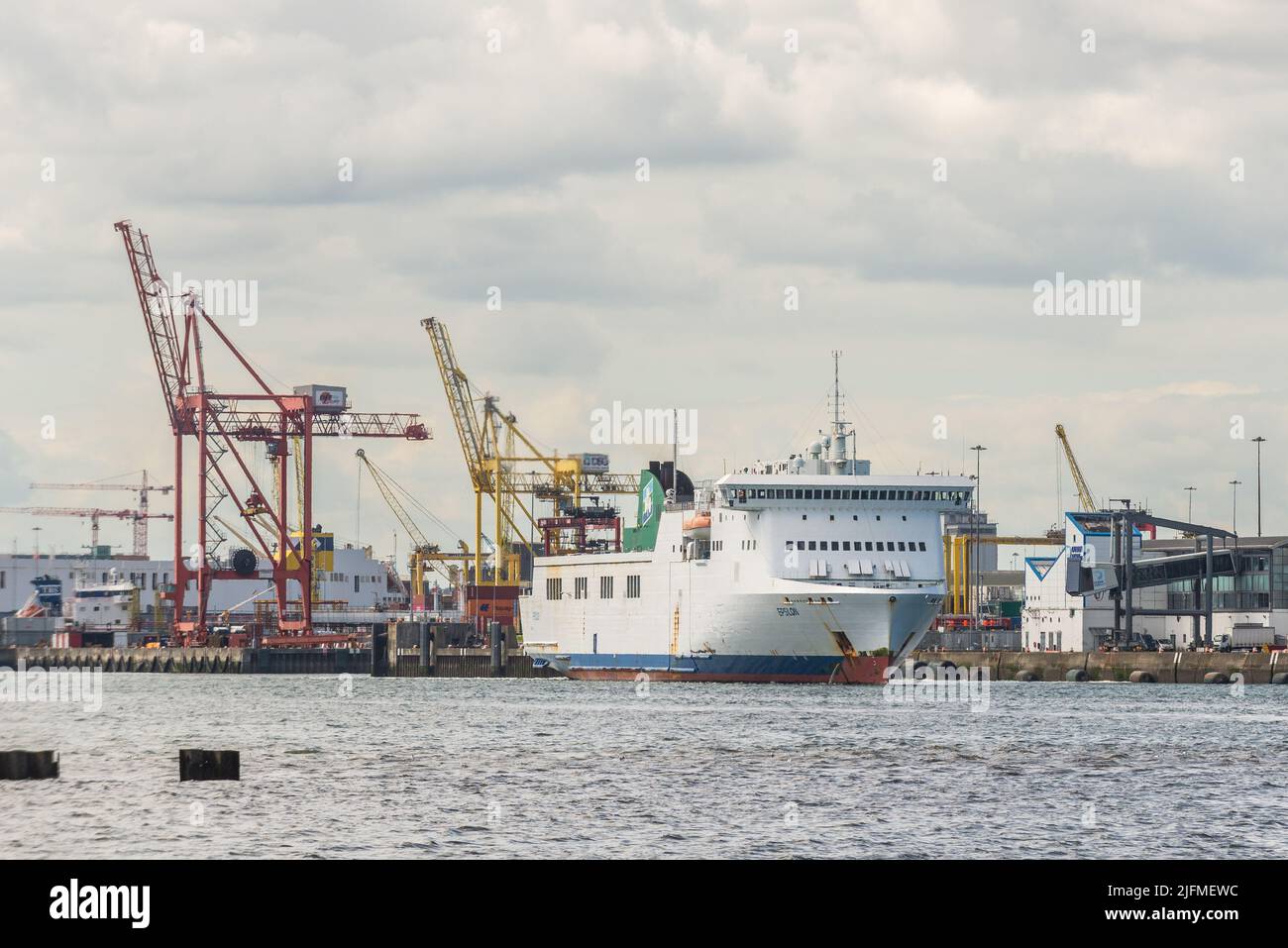 Die Autofähre „Epsillon“ von Irish Ferries fährt von Dulin Port, Irland, nach Holyhead Port, Wales. Stockfoto