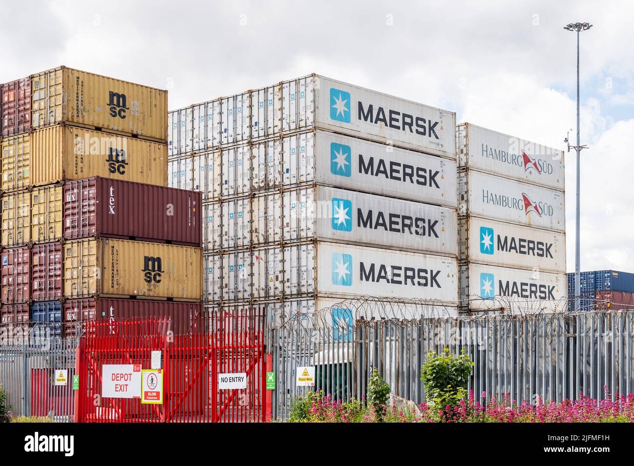 Container werden im Hafen von Dublin, Dublin, Irland, verstaftet. Stockfoto