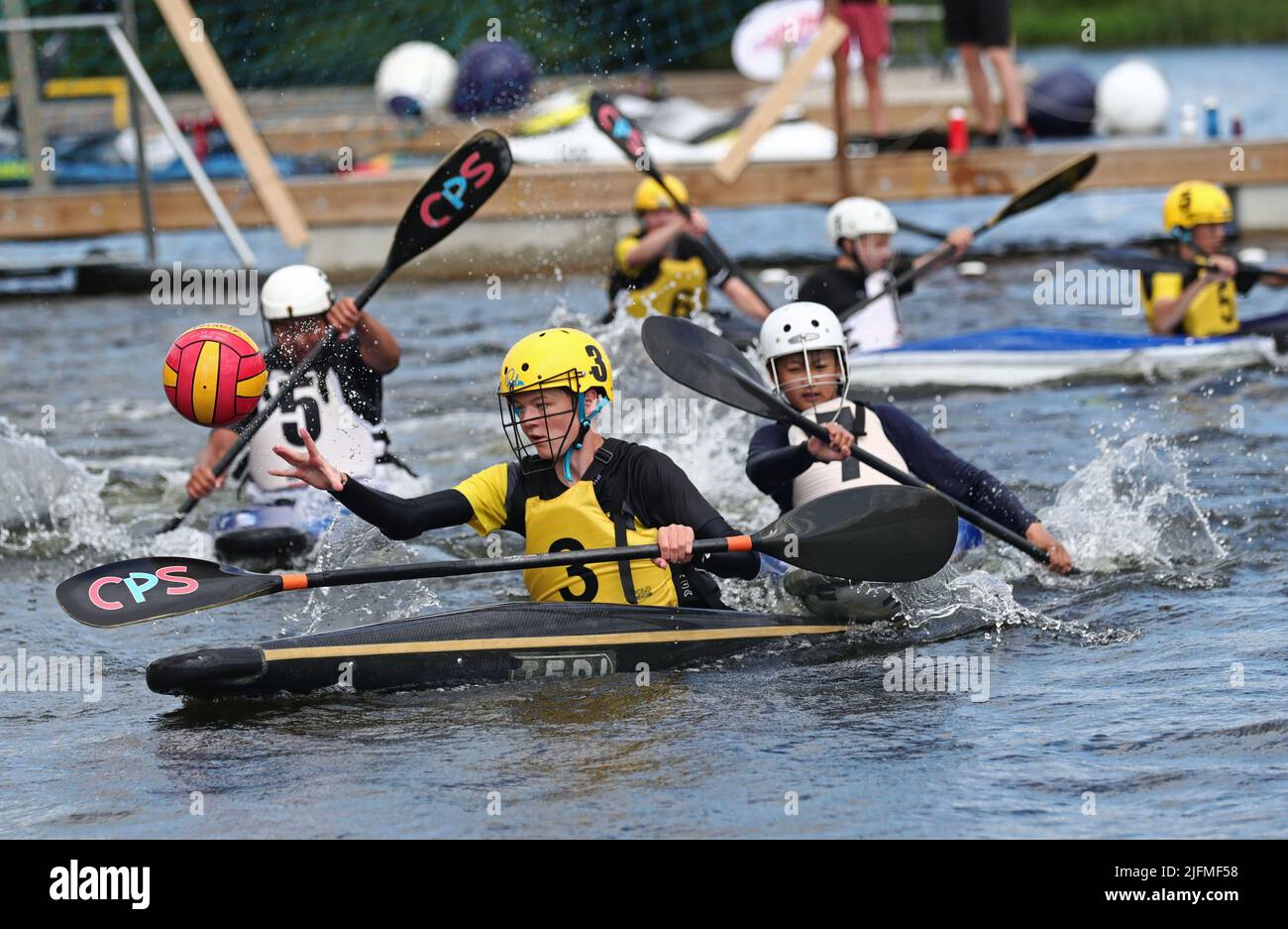 Die schwedische Meisterschaftswoche (auf schwedisch: SM-Veckan) am Freitag in Linköping, Schweden. Hier Kanupolo, oder Kayak-Polo (auf schwedisch: Kanotpolo), in einem Kanal. Stockfoto