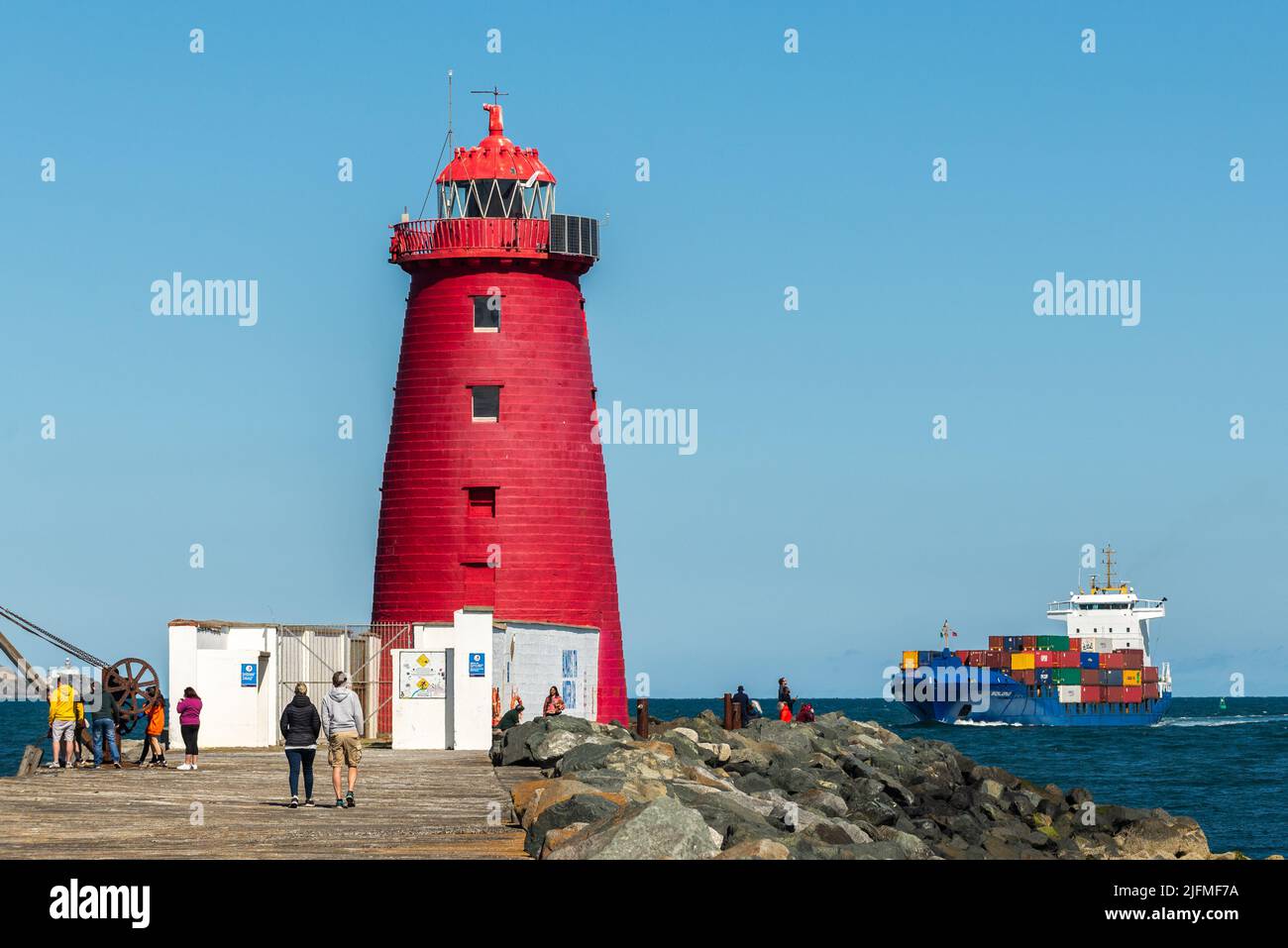 Das Containerschiff „Solong“ nähert sich dem Leuchtturm Poolbeg im Hafen von Dublin, Dublin, Irland. Stockfoto