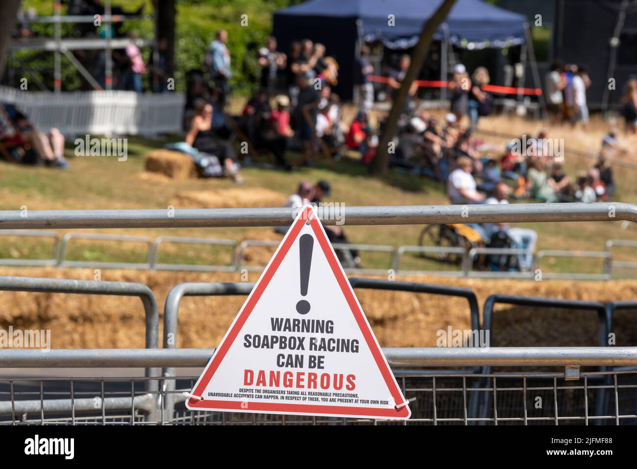 Warnschild beim Red Bull Soapbox Rennen 2022 im Alexandra Palace in London, Großbritannien. Speckkastenrennen können gefährlich sein Stockfoto