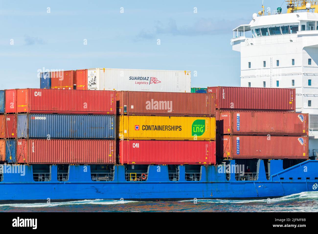 Container auf dem Containerschiff „Solong“, während sie in den Hafen von Dublin, Dublin, Irland, fährt. Stockfoto