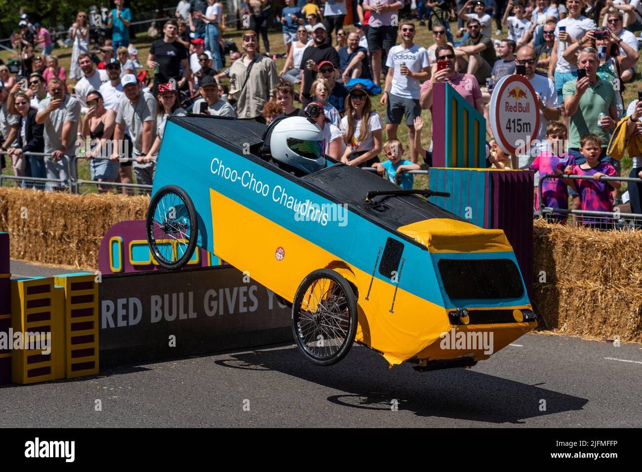 Team The Railway Children Kart beim letzten Sprung beim Red Bull Soapbox Race 2022 im Alexandra Palace in London, Großbritannien. Genannt Choo Choo Chaudhris Stockfoto