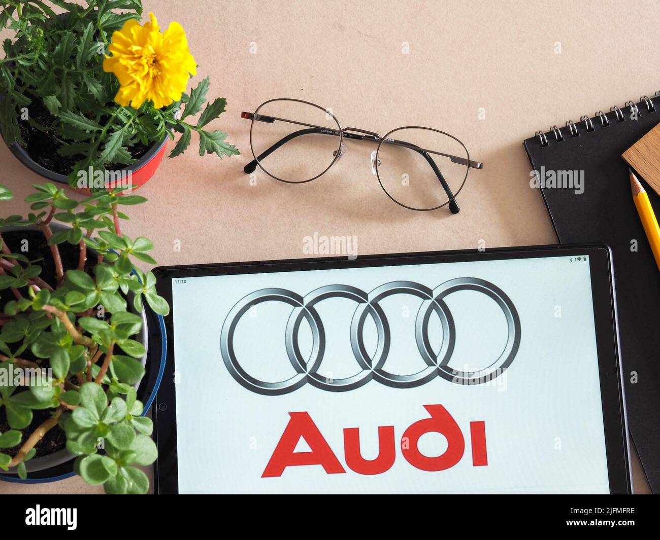 In dieser Abbildung ist das Logo der Audi AG auf einem Tablet zu sehen. (Foto von Igor Golovniov / SOPA Images/Sipa USA) Stockfoto