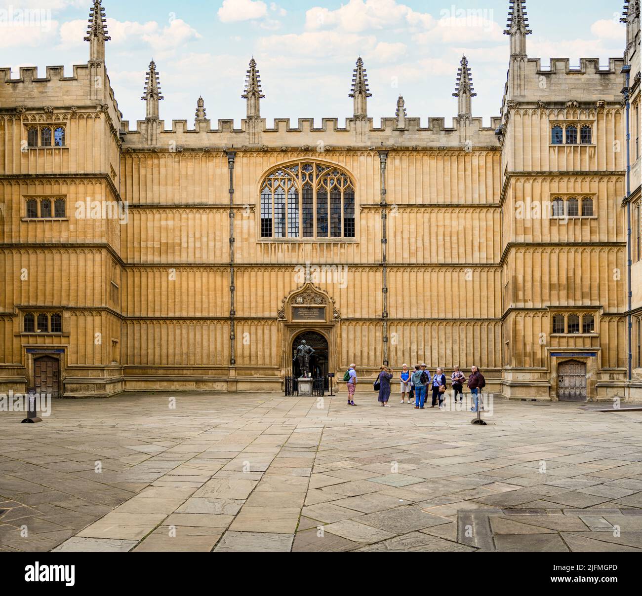 Der Innenhof Viereck der Bodleian Bibliothek mit Touristen Oxford University Oxford England Stockfoto
