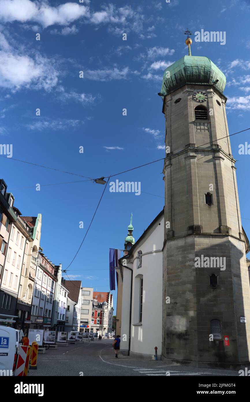 Stadt bregenz in österreich im Sommer mit Innenstadteindrücken von Gebäuden und Sehenswürdigkeiten, die Touristen zum Sightseeing einladen Stockfoto