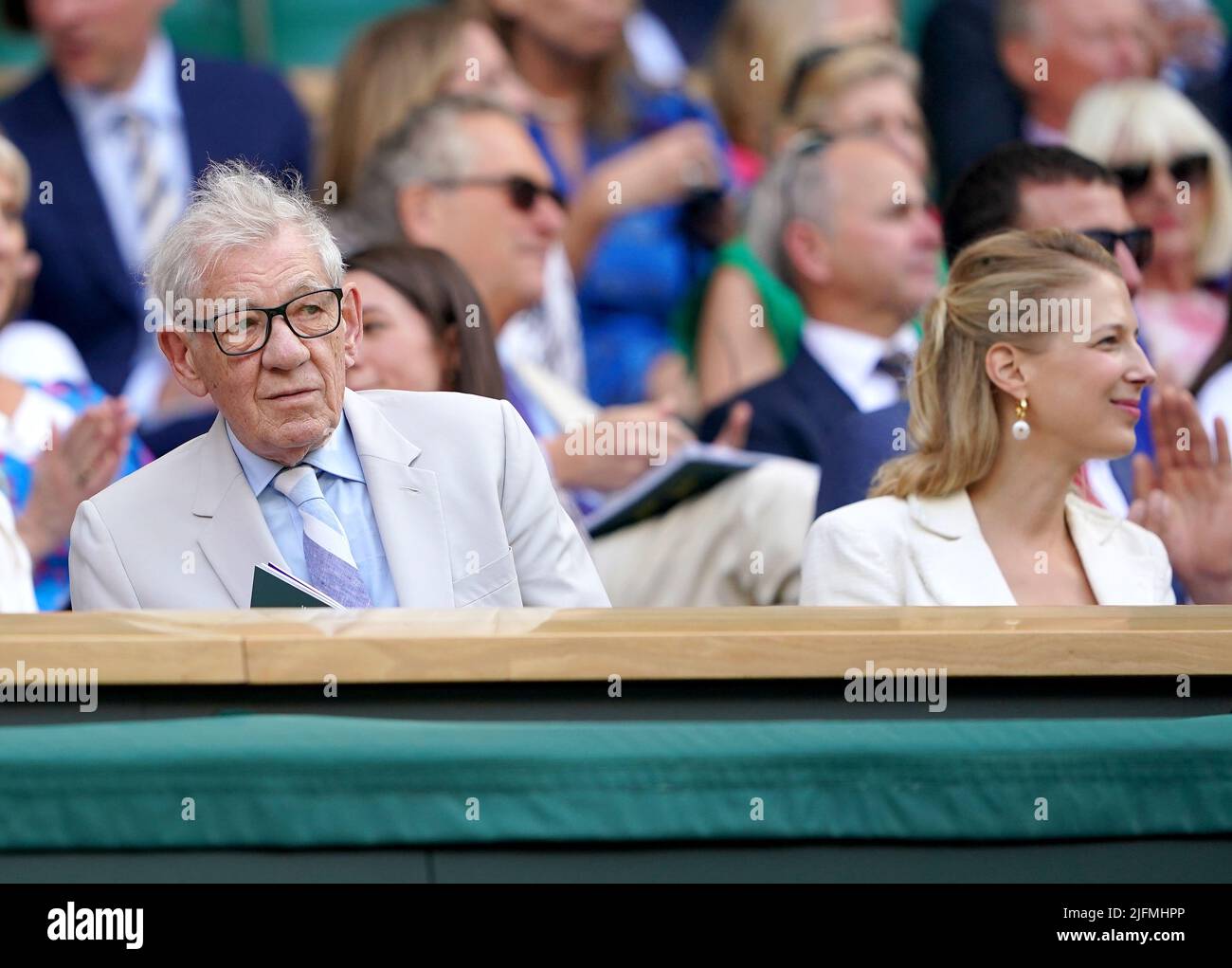 Sir Ian McKellen (links) und Lady Gabriella Kingston auf den Tribünen auf dem Mittelplatz am achten Tag der Wimbledon Championships 2022 beim All England Lawn Tennis and Croquet Club, Wimbledon. Bilddatum: Montag, 4. Juli 2022. Stockfoto