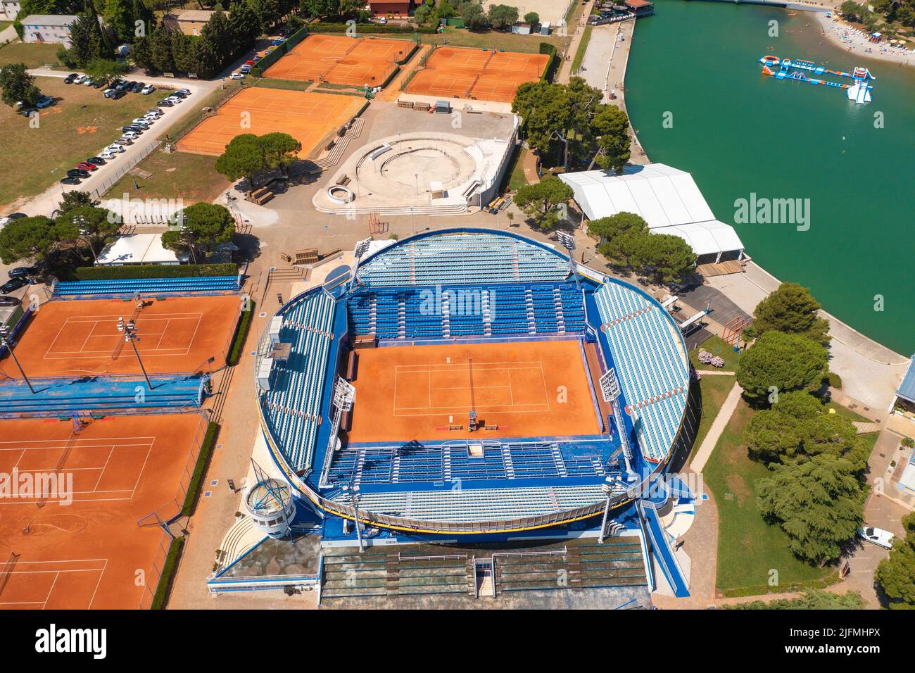 Luftaufnahme eines Tennisstadions in der Stadt Umag, Istra, Kroatien Stockfoto