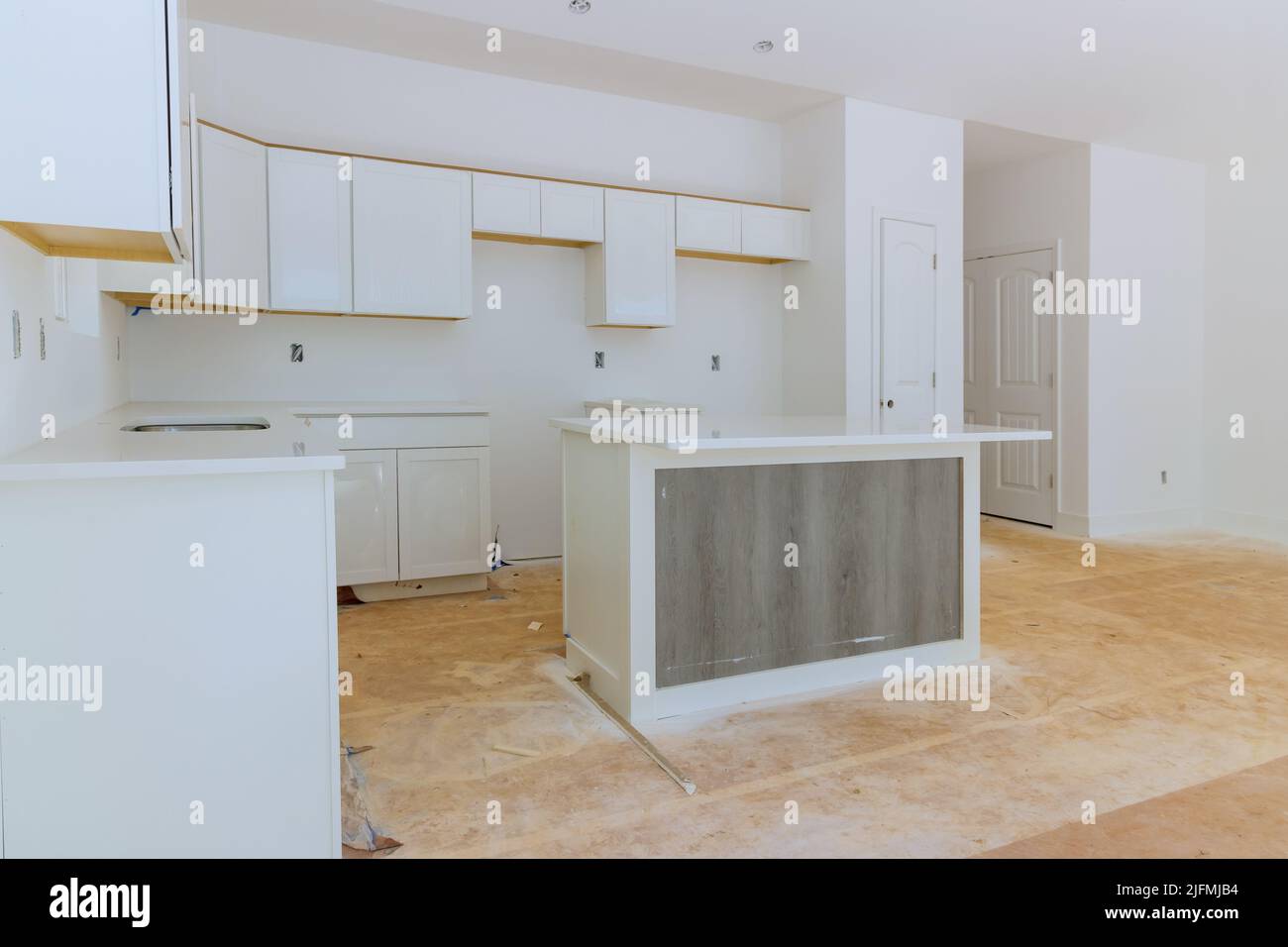 Weiße Küche Holzschränke mit einer Home Improvement Ansicht in einer Reihe von Möbeln installiert Stockfoto
