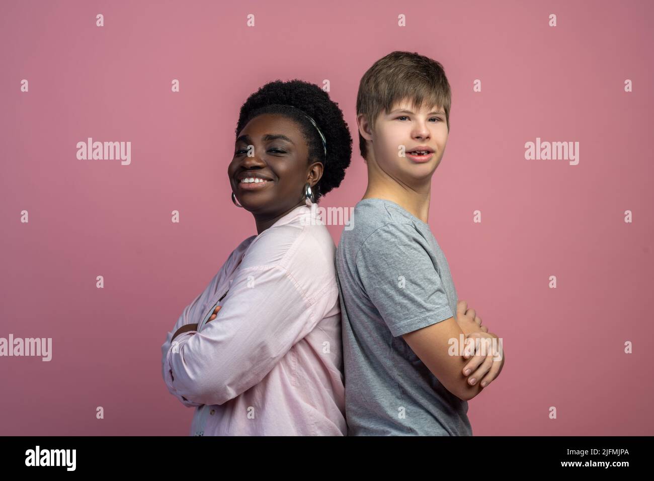 Frau und Junge stehen zurück an den Rücken Stockfoto