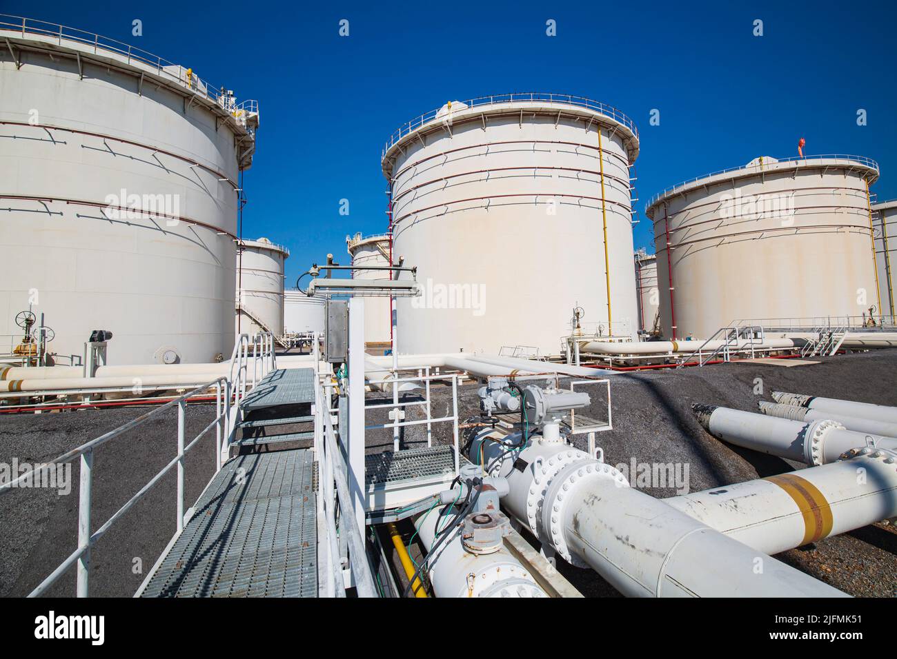 Reihe großer weißer Tanks für Öl und Gas der Benzinleitung Stockfoto