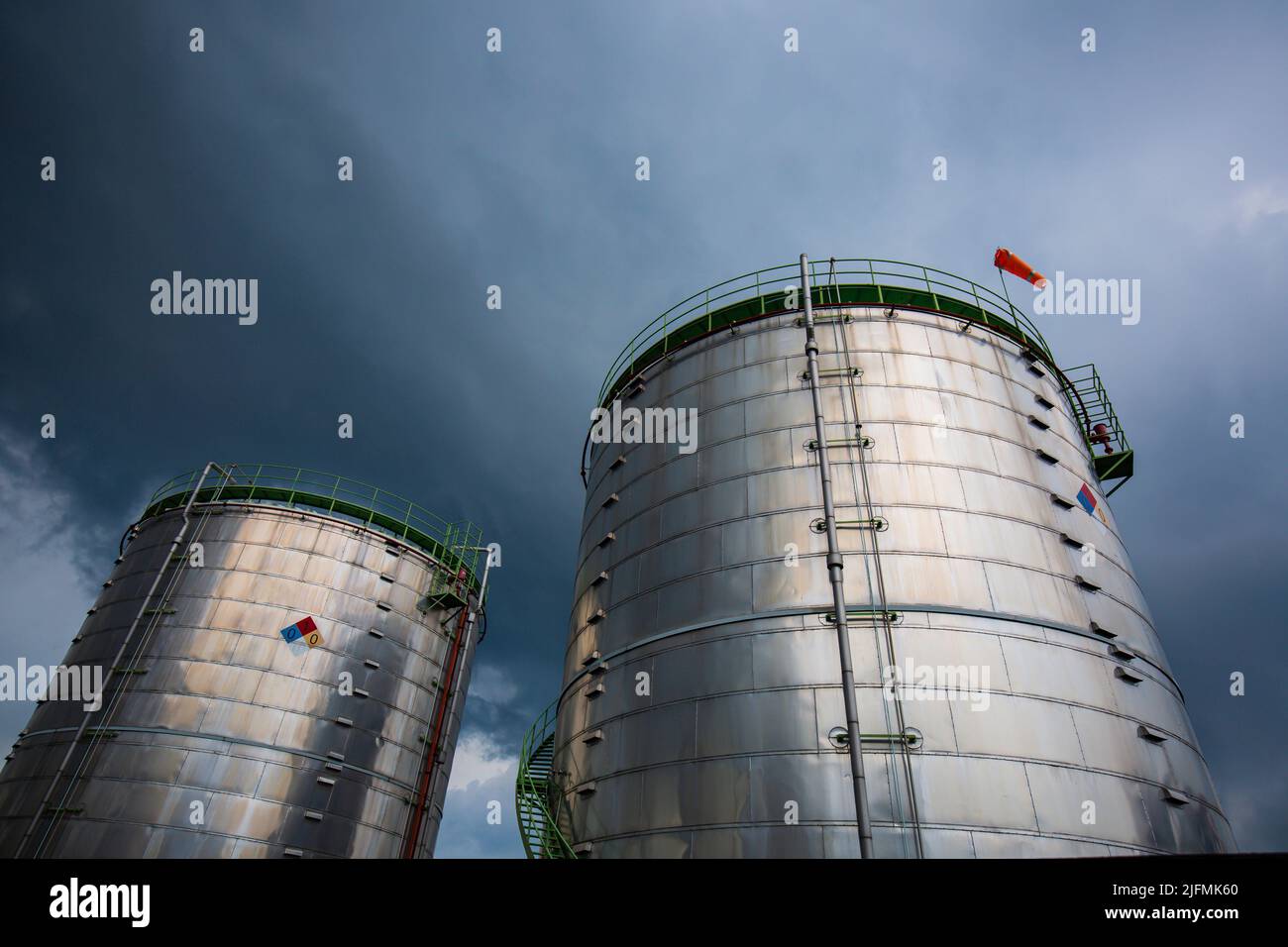 Chemische Industrie Tanklager Lagerfarm Isolierung der Tank im Wolkensturm. Stockfoto