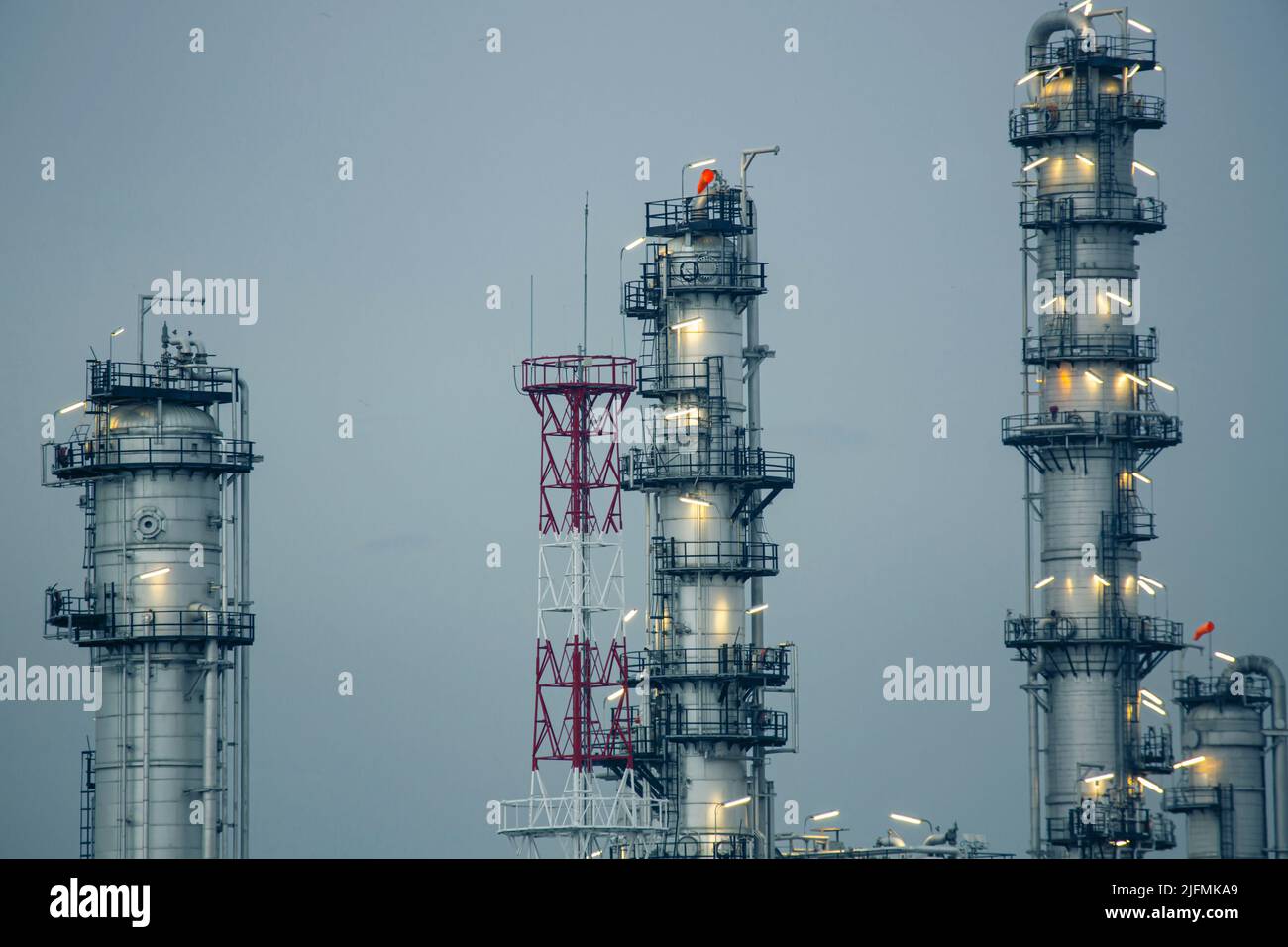 Szenenabend der Rauchpipeline der Tanköl-Raffineriefabrik mit Turm und Säule der Destillerie Stockfoto