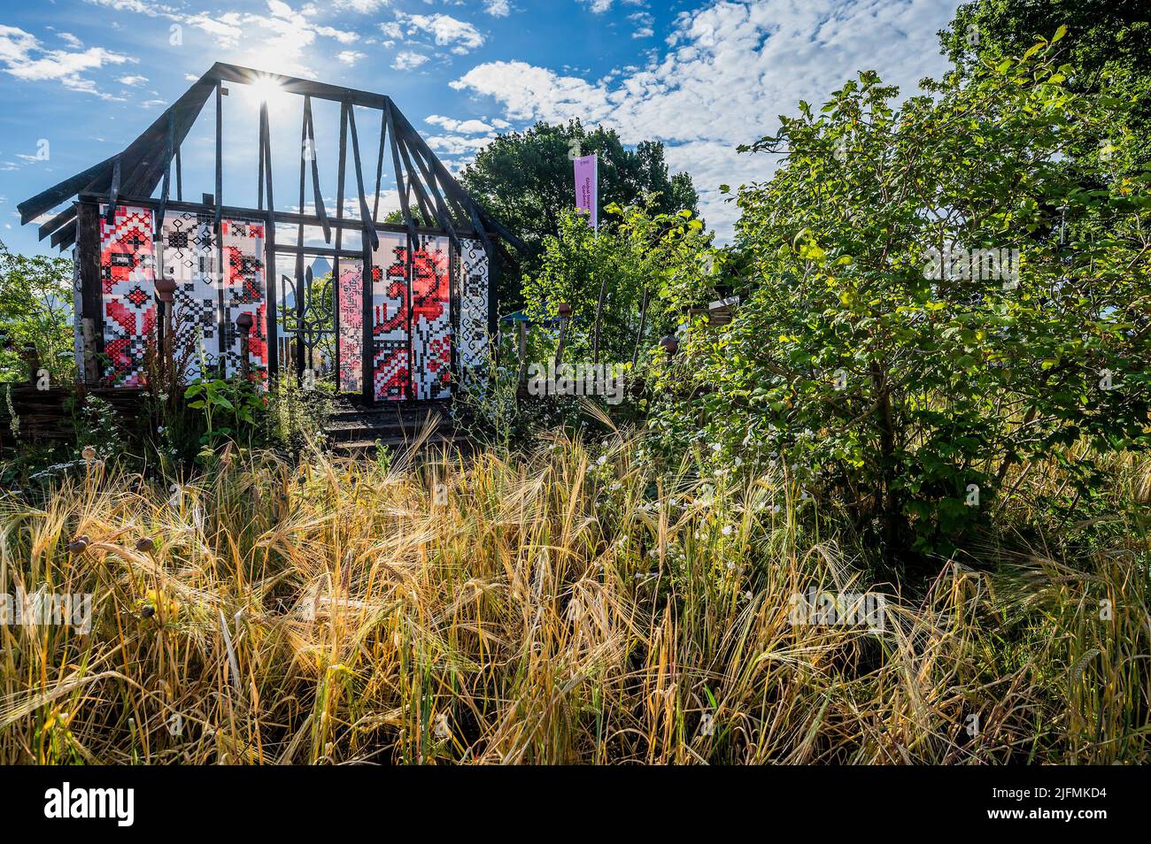 London, Großbritannien. 4.. Juli 2022. What does Not Burn, A Global Impact Garden eine Destillation der ukrainischen Landschaft und Kultur, die von Victoria Manoylo (Ukrainerin) und Carrie Preston entworfen wurde - das RHS Hampton Court Palace Garden Festival 2022. Kredit: Guy Bell/Alamy Live Nachrichten Stockfoto