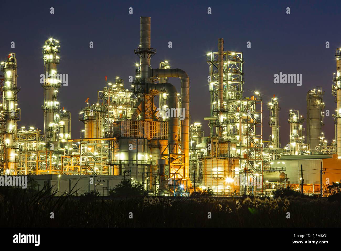 Oil​ refinery​ and​ Anlage und Turmsäule der petrochemischen Industrie in oil​ and​ gas​ ​industrial with​ cloud​ blue​ ​sky sunrise​ background​ Stockfoto