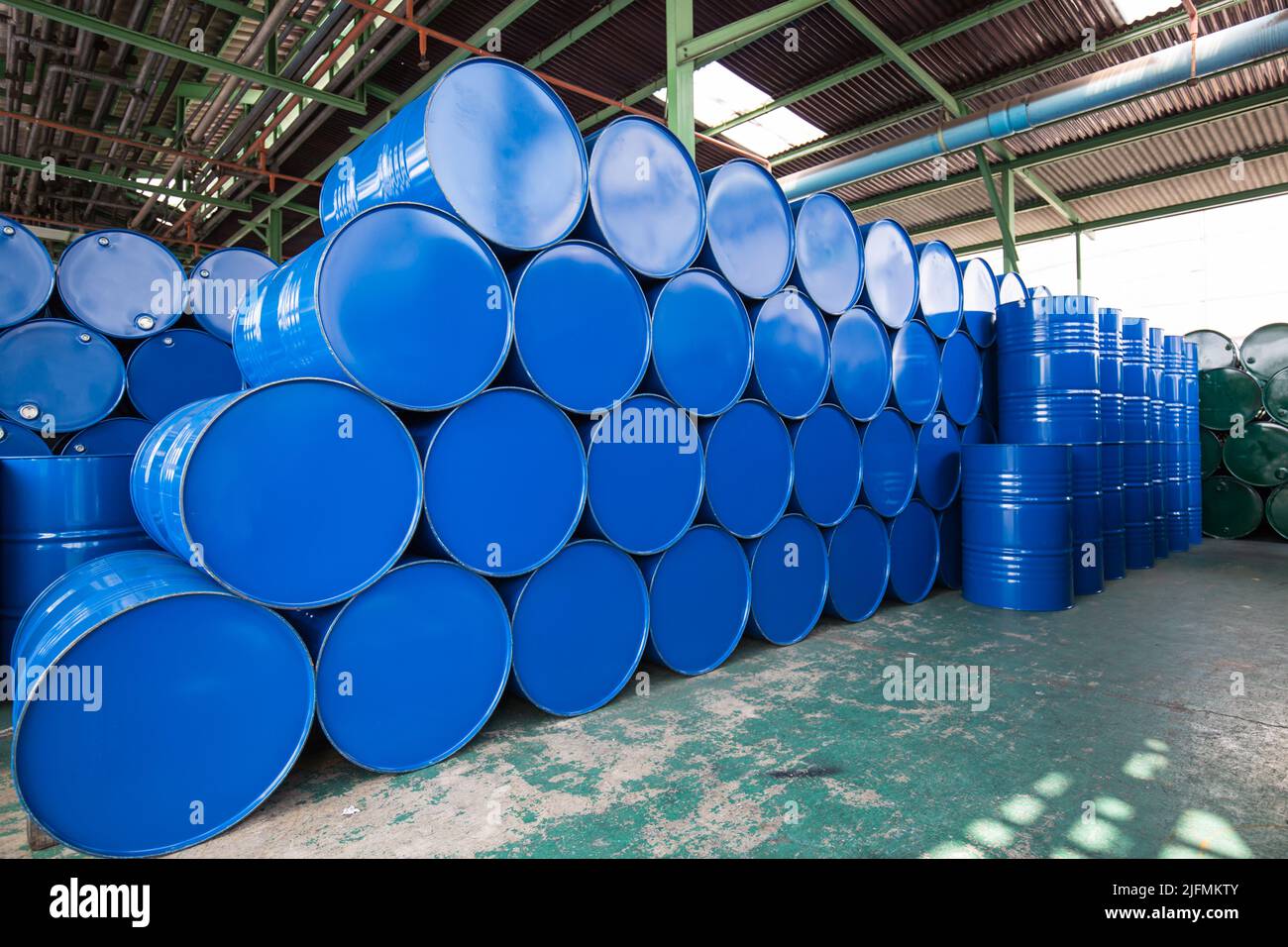 Ölfässer, blaue oder chemische Fässer, horizontal gestapelt Stockfoto