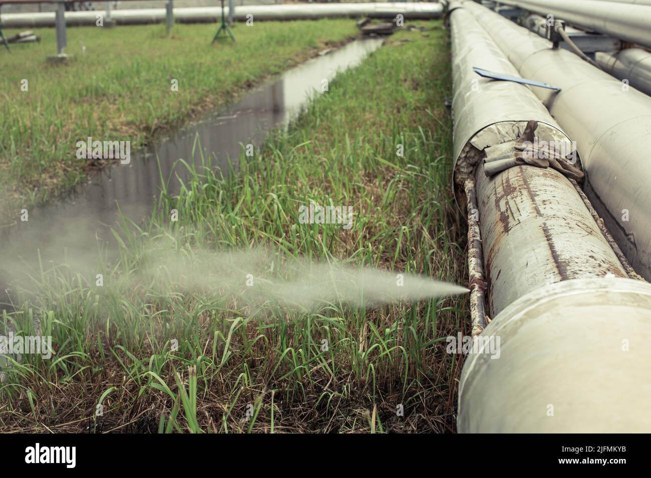 Korrosion rostet durch die Dampfgasaustrittspipeline an der Isolierung Stockfoto