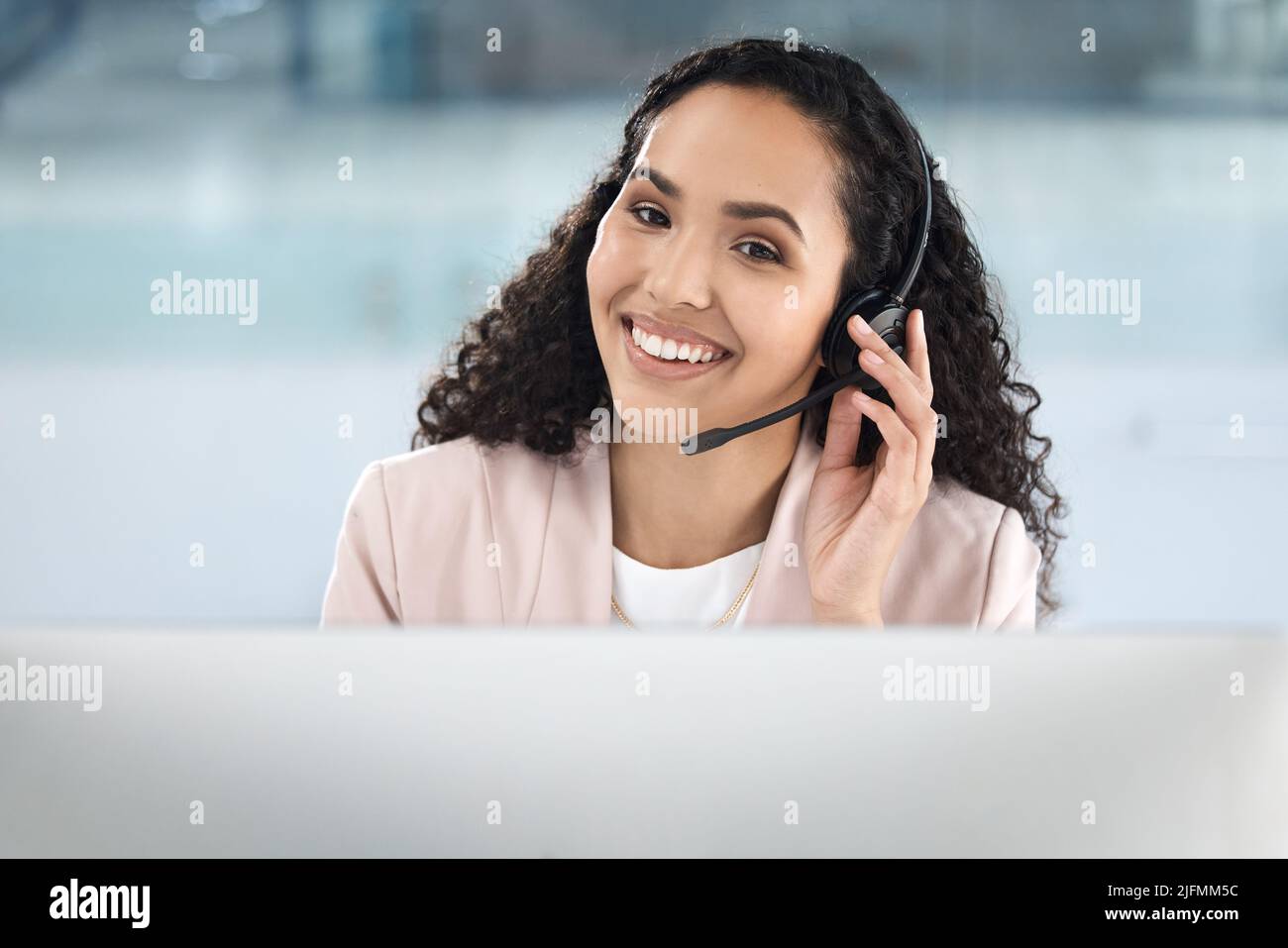 Geschäftsfrau, die in einem Kundenservicecenter arbeitet. Glücklicher IT-Support-Agent. Kundendienstassistentin, die einen Anruf über ihr Headset führt. Vertriebsmitarbeiter Stockfoto