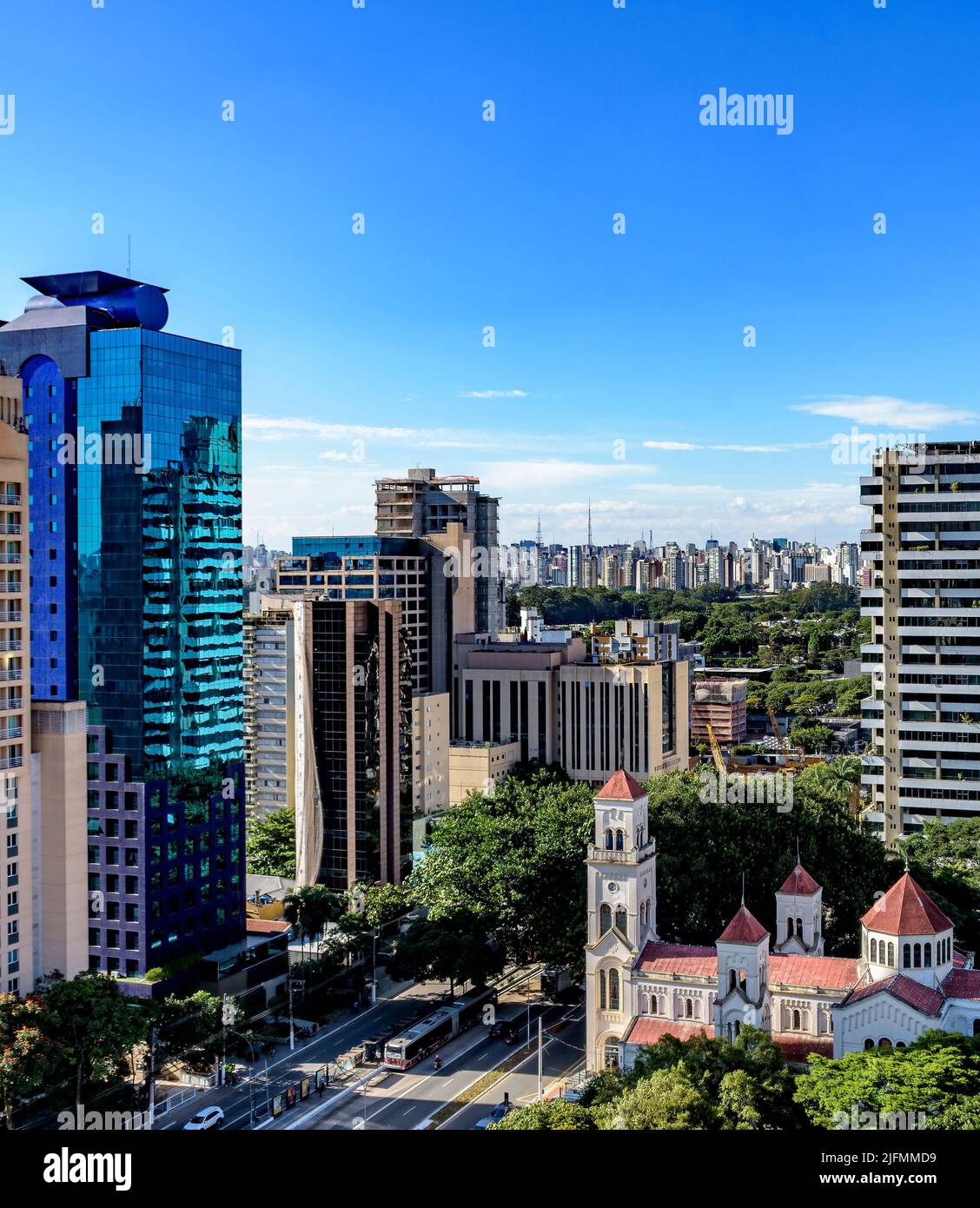 Blick auf die moderne Stadt São Paulo und ihre Gebäude, die an einem sonnigen Tag eine Mauer aus Gebäuden bilden Stockfoto