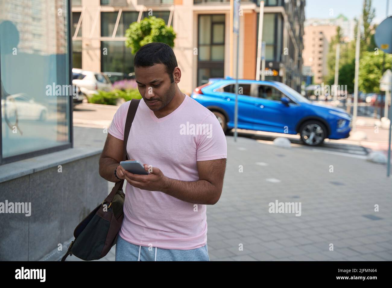 Fokussierte Erwachsene Person, die auf den Smartphone-Bildschirm schaut Stockfoto