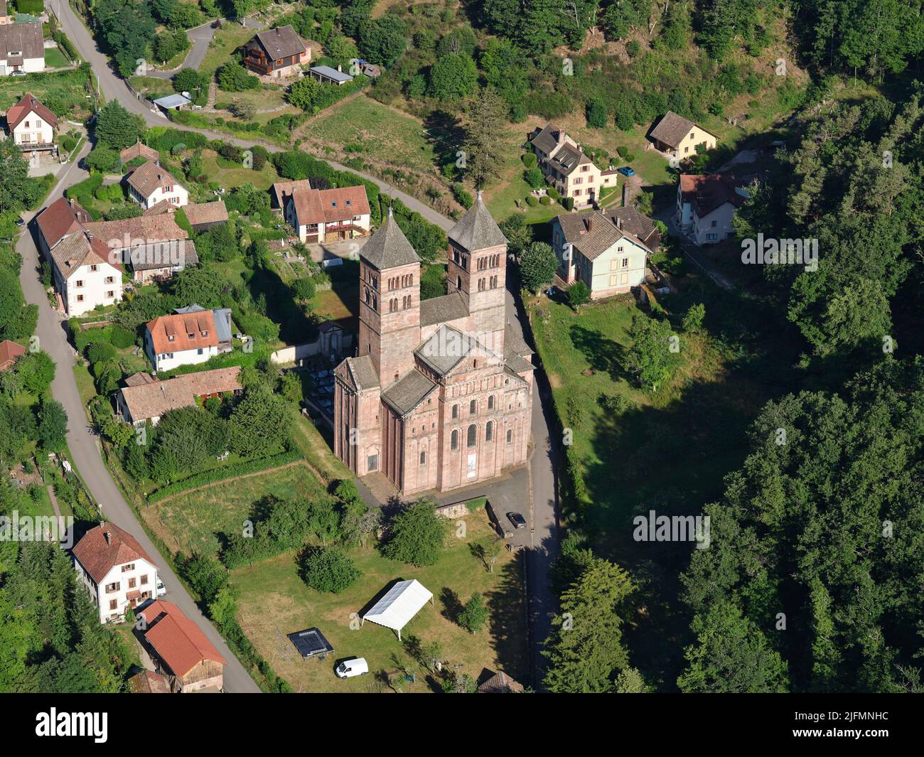 LUFTAUFNAHME. Abgelegene mittelalterliche Abtei in den östlichen Vogesen. Kloster Murbach, Haut-Rhin, Elsass, Grand Est, Frankreich. Stockfoto