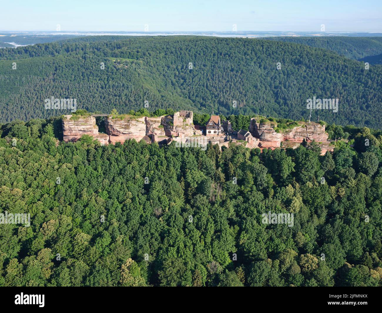 LUFTAUFNAHME. Ruinen einer mittelalterlichen Burg, die auf einem Sandsteinfelsen in den östlichen Vogesen erbaut wurde. Burg Haut-Barr, Saverne, Elsass, Frankreich. Stockfoto