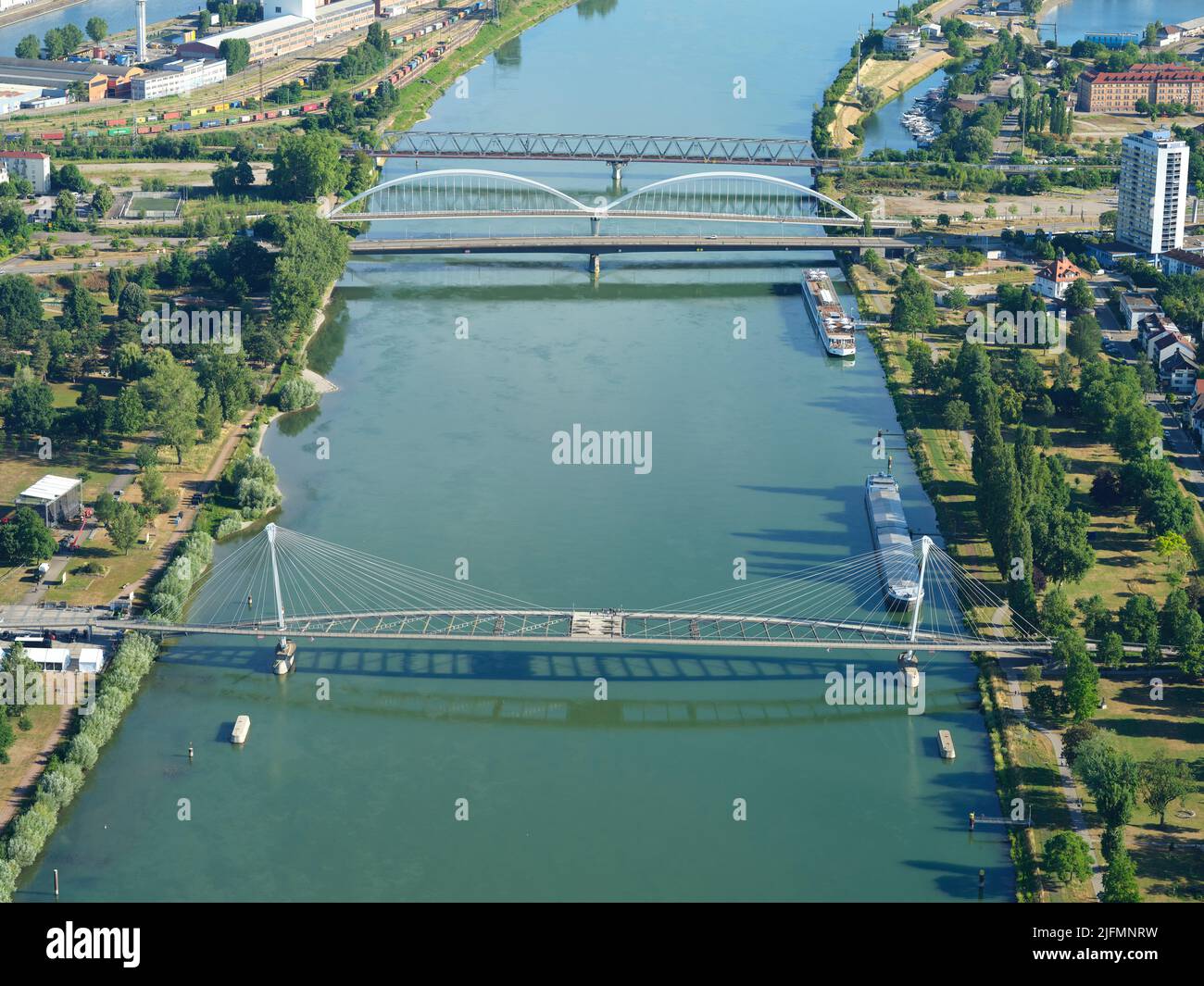 LUFTAUFNAHME. Rheinbrücke zwischen Straßburg, Frankreich (links) und Kehl, Deutschland. Stockfoto