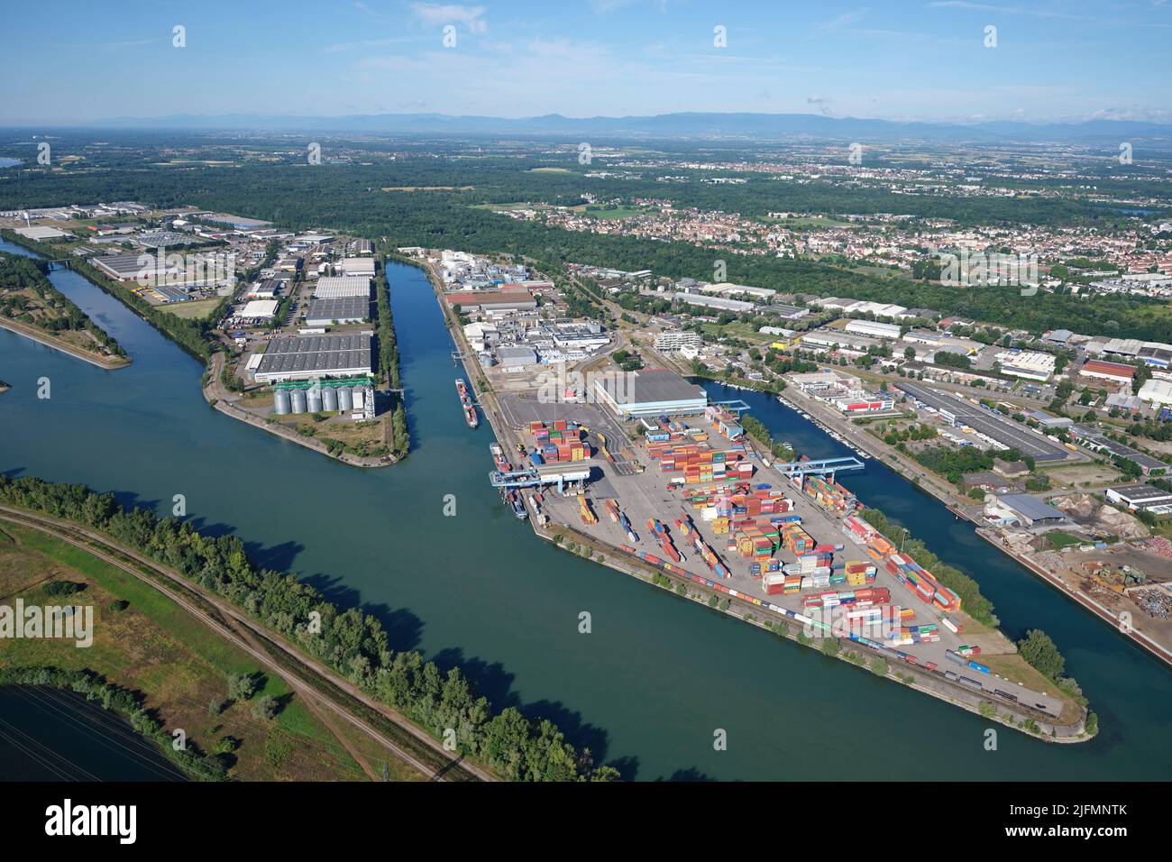 LUFTAUFNAHME. Der unabhängige Hafen von Straßburg entlang des Canal d'Alsace. Bas-Rhin, Alsace, Grand Est, Frankreich. Stockfoto