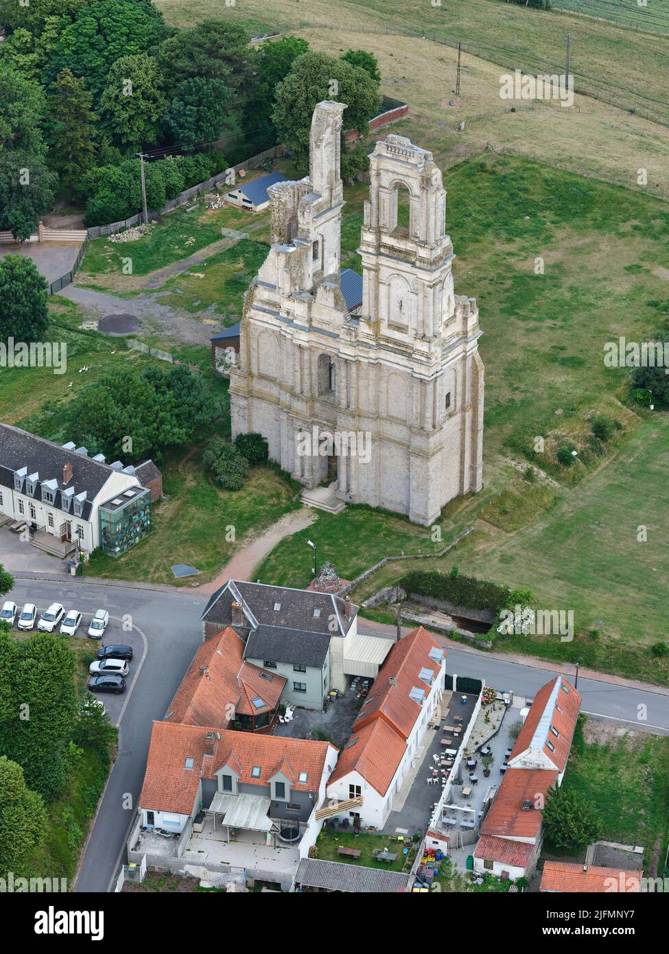 LUFTAUFNAHME. Ruinen der alten Abtei von Mont-Saint-Eloi. Pas-de-Calais, Hauts-de-France, Frankreich. Stockfoto