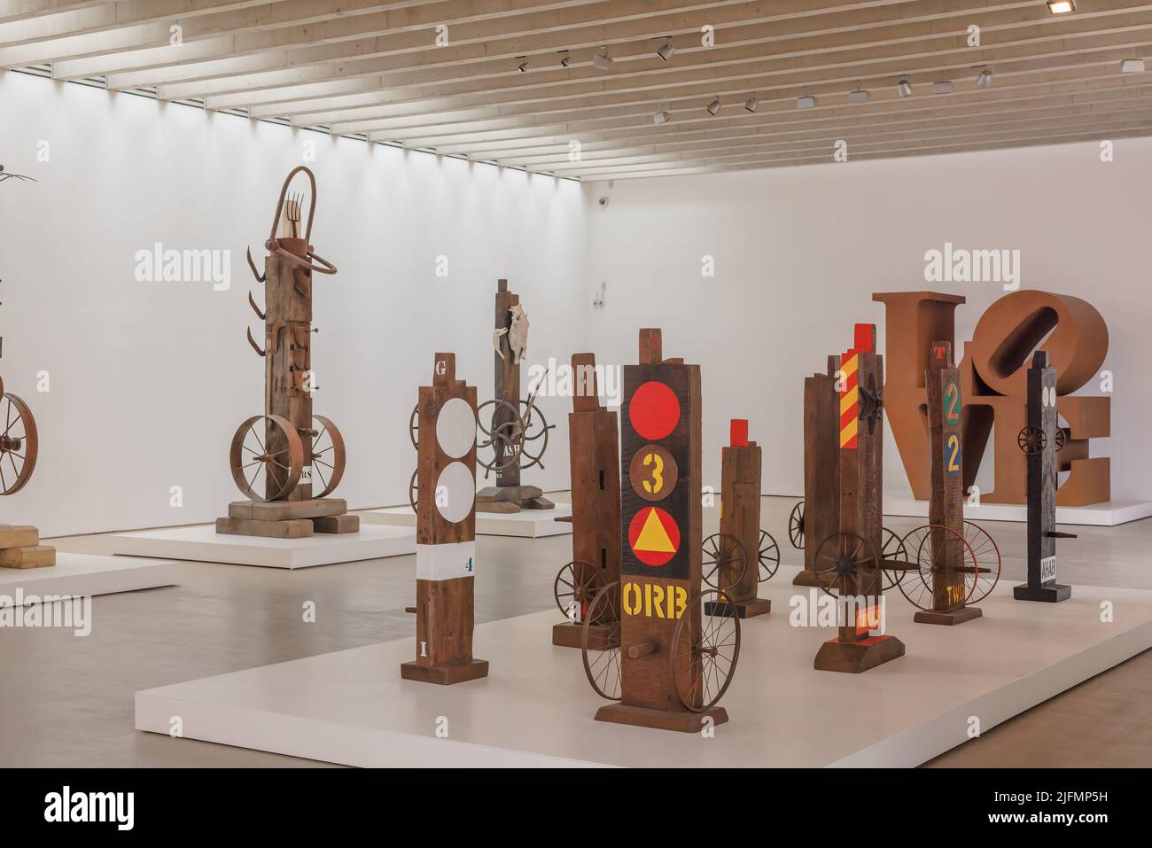 Columns and Herms, ein Kunstwerk des amerikanischen Künstlers Robert Indiana, das auf seiner ersten großen britischen Ausstellung im Yorkshire Sculpture Park ausgestellt wurde. Stockfoto