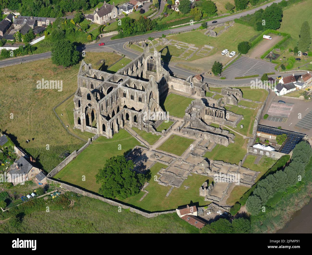 LUFTAUFNAHME. Ruinen der Tintern Abbey. Monmouthshire, Wales, Vereinigtes Königreich. Stockfoto