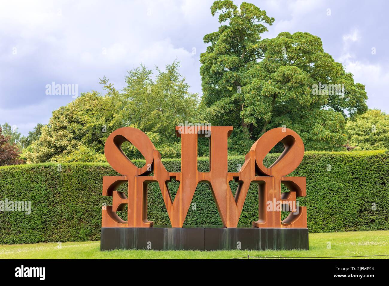 LOVE WALL, Skulptur des amerikanischen Künstlers Robert Indiana aus dem Jahr 1966-2006, ausgestellt im YSP in der Nähe von Wakefield, Großbritannien. Stockfoto