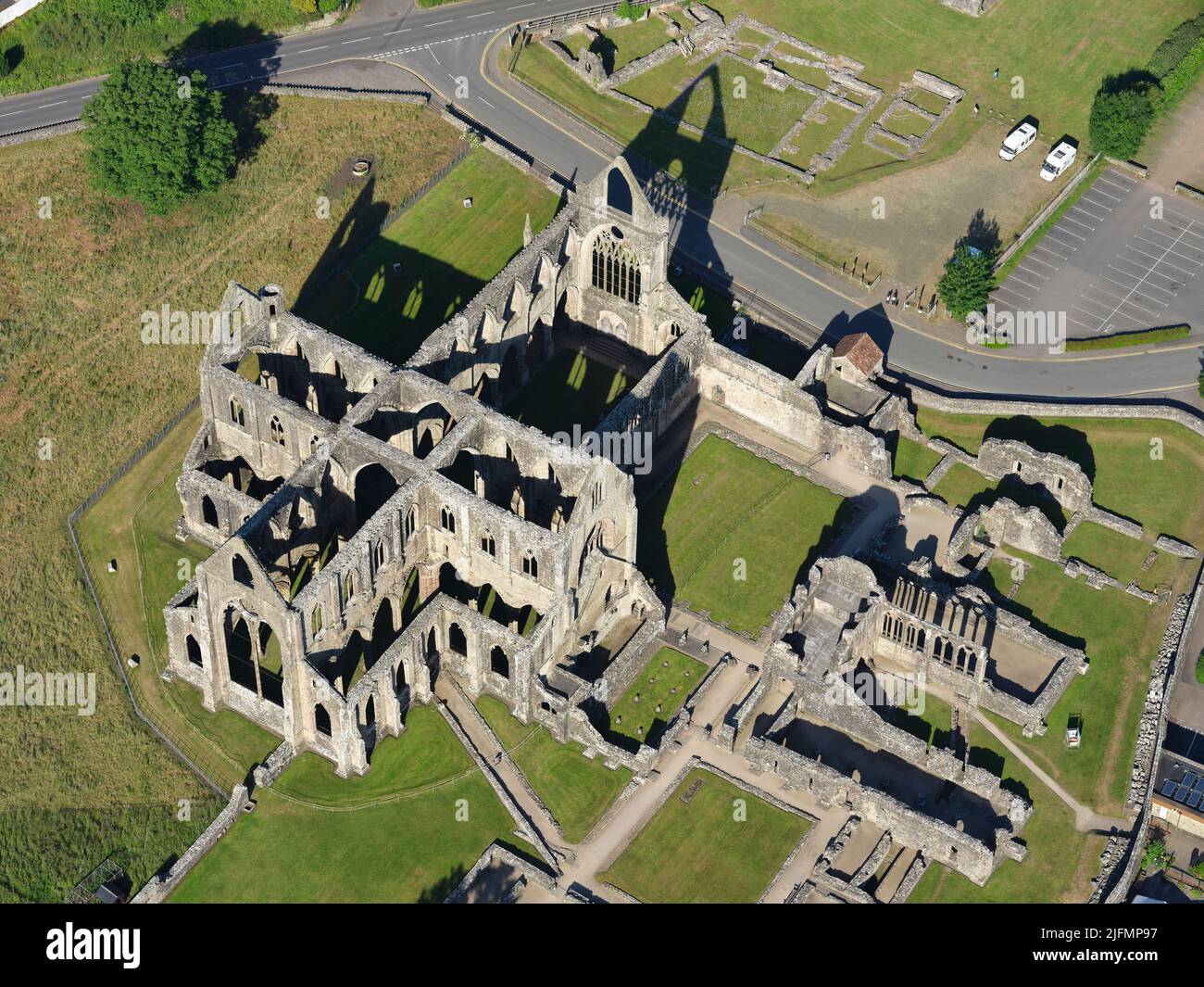 LUFTAUFNAHME. Ruinen der Tintern Abbey. Monmouthshire, Wales, Vereinigtes Königreich. Stockfoto