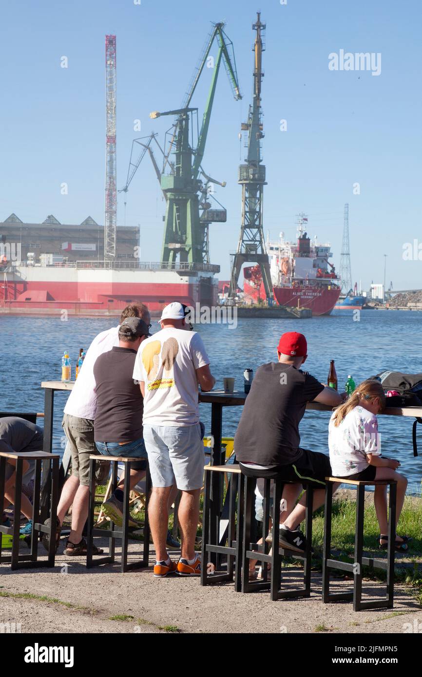 Die Menschen genießen Getränke in der Danziger Werft, Polen - Stocznia Danzig, Polska Stockfoto