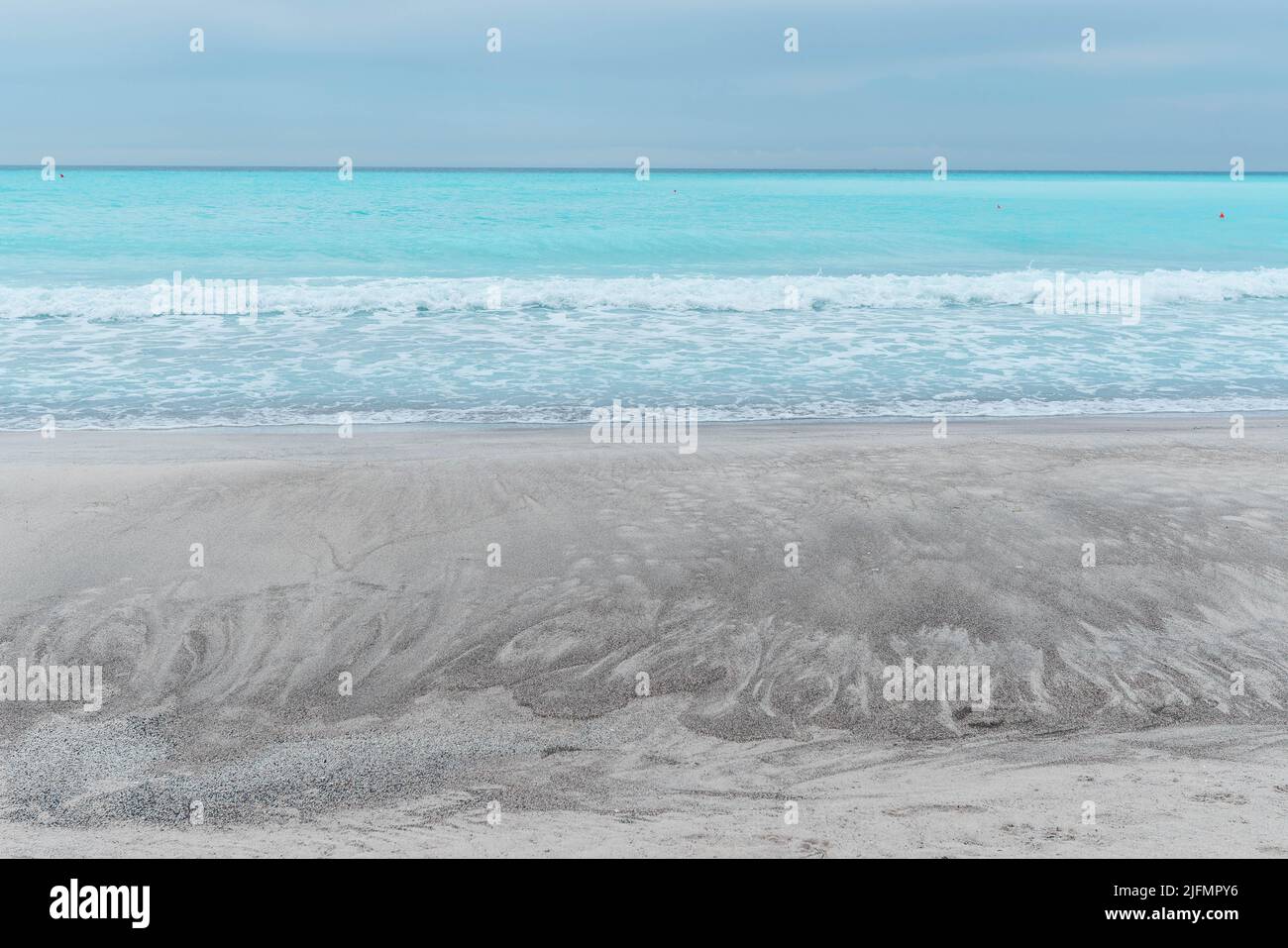 Wunderschöner Strand in Italien, weißer Sand, blaues Wasser, während sich ein Gewitter nähert Stockfoto