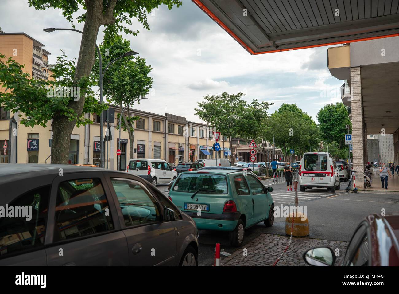 La Spezia, Italien - Juni 8. 2021: Straßenszene in La Spezia, 5 terre. Parkplätze für Autos auf der Straße Stockfoto