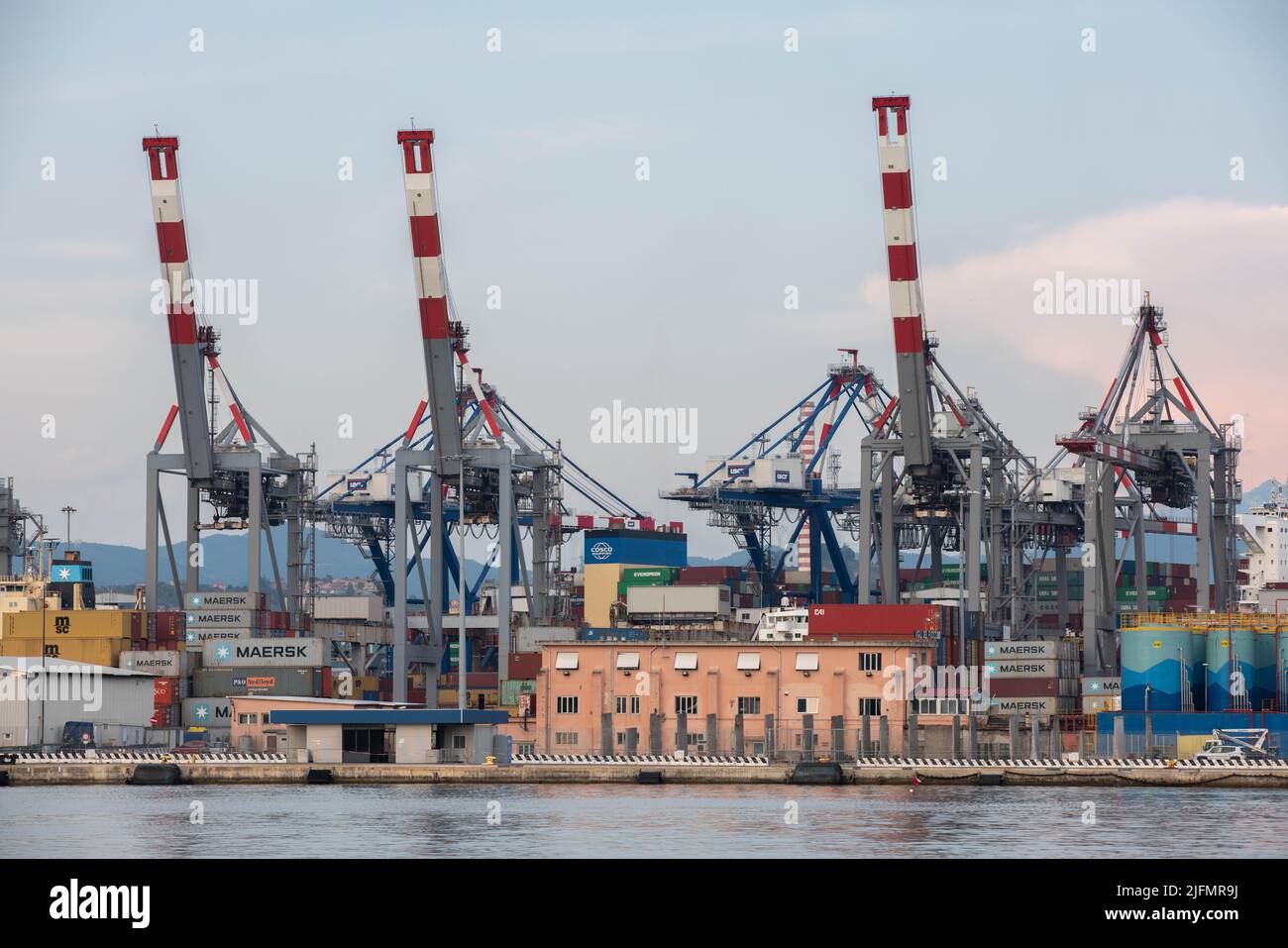 La Spezia, Italien - Juni 9. 2021: Güterkrane in La Spezia. Mediterranean Shipping Harbour am Abend Stockfoto