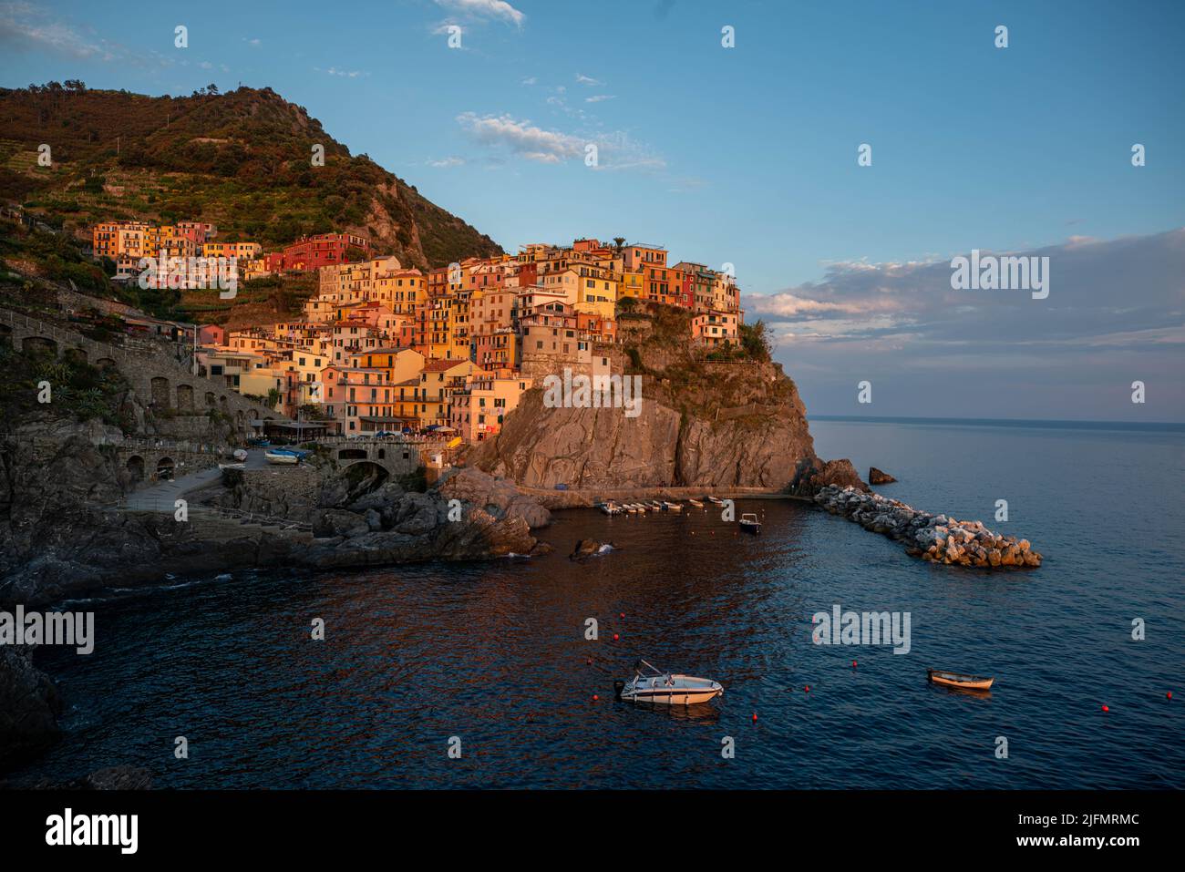 Sonnenuntergang in Manarola, 5 Terre. Berühmtes Touristenziel in Italien. Kleine Stadt am Mittelmeer Stockfoto