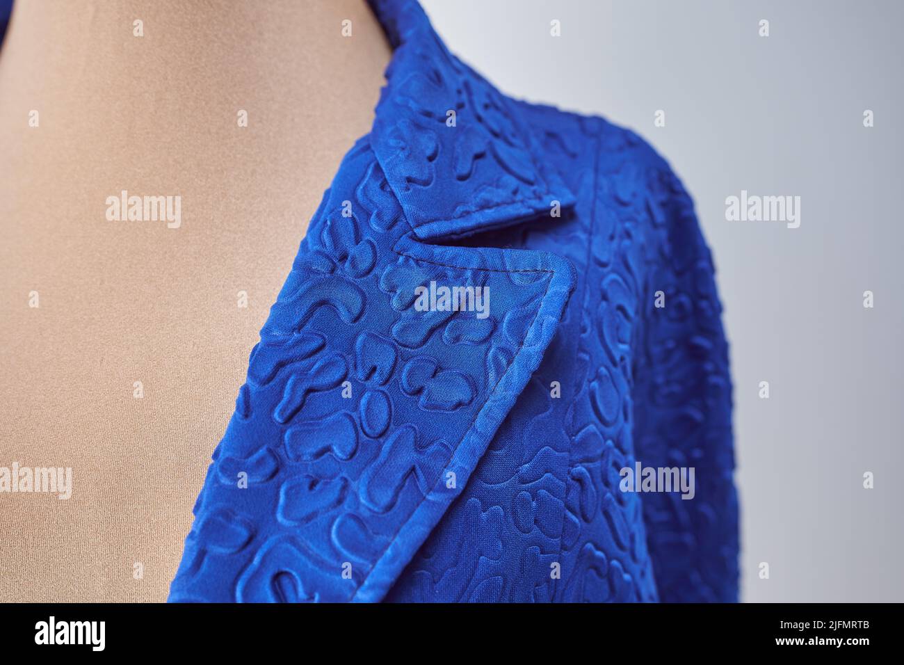 Revers- und Break-Linie der blauen Jacke in Stoff mit Design Stockfoto