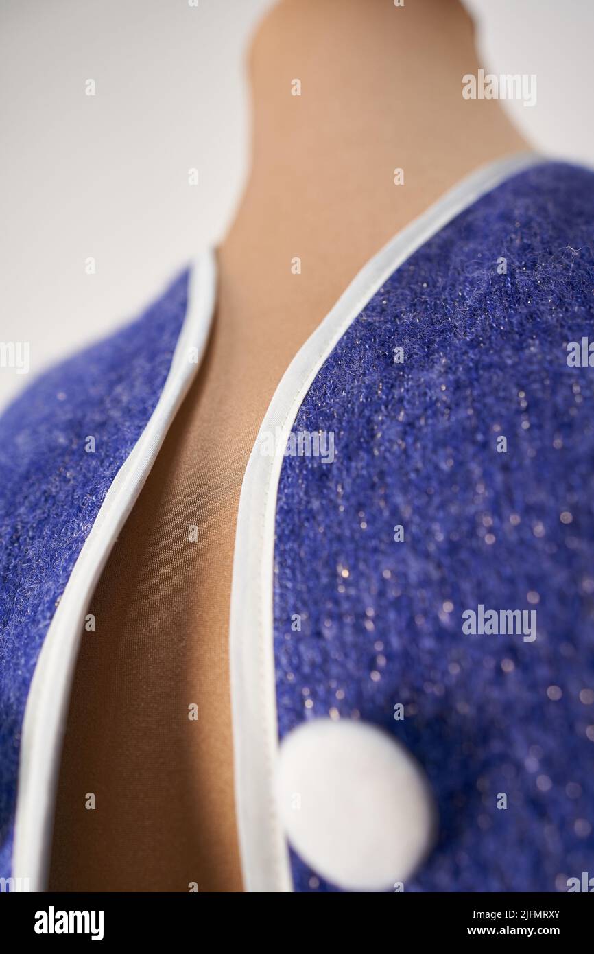Sakko Revers aus blauer Wolle mit weißen Applikationen. Formelle Damenbekleidung Stockfoto