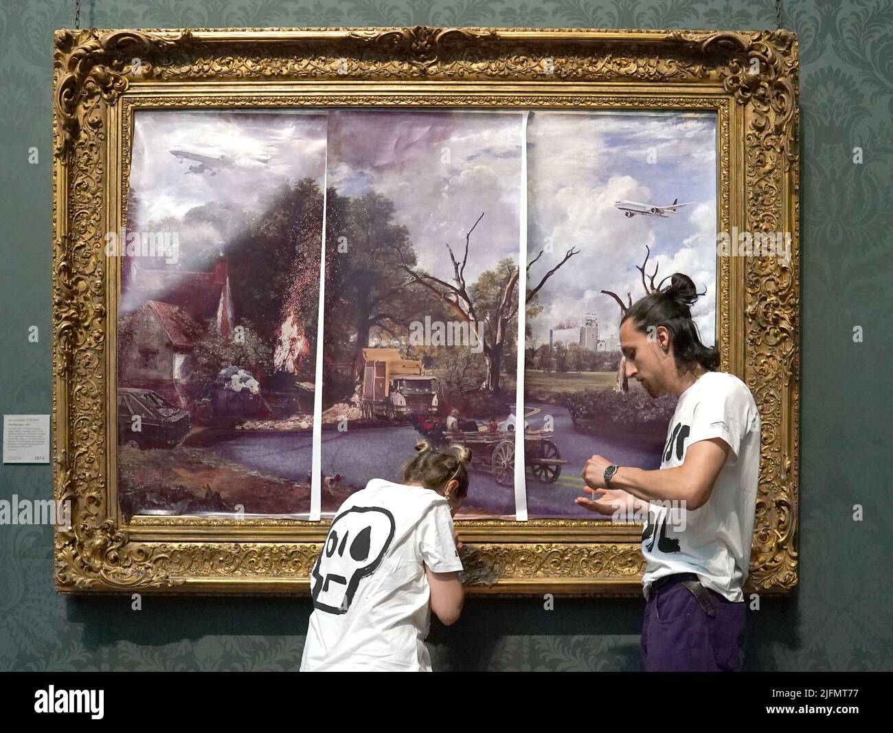 Demonstranten der Klima-Protestgruppe Just Stop Oil decken John Constable's The Hay Wain mit ihrem eigenen Bild in der National Gallery, London, ab. Bilddatum: Montag, 4. Juli 2022. Stockfoto