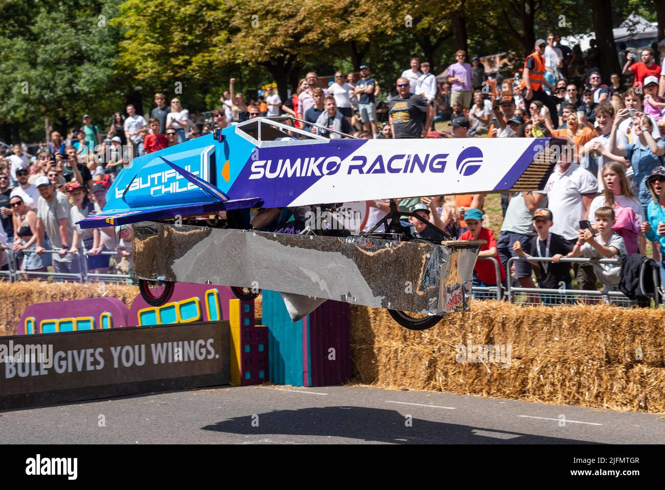Team Hyperdrive Kart beim letzten Sprung beim Red Bull Soapbox Rennen 2022 im Alexandra Palace in London, Großbritannien. Stockfoto