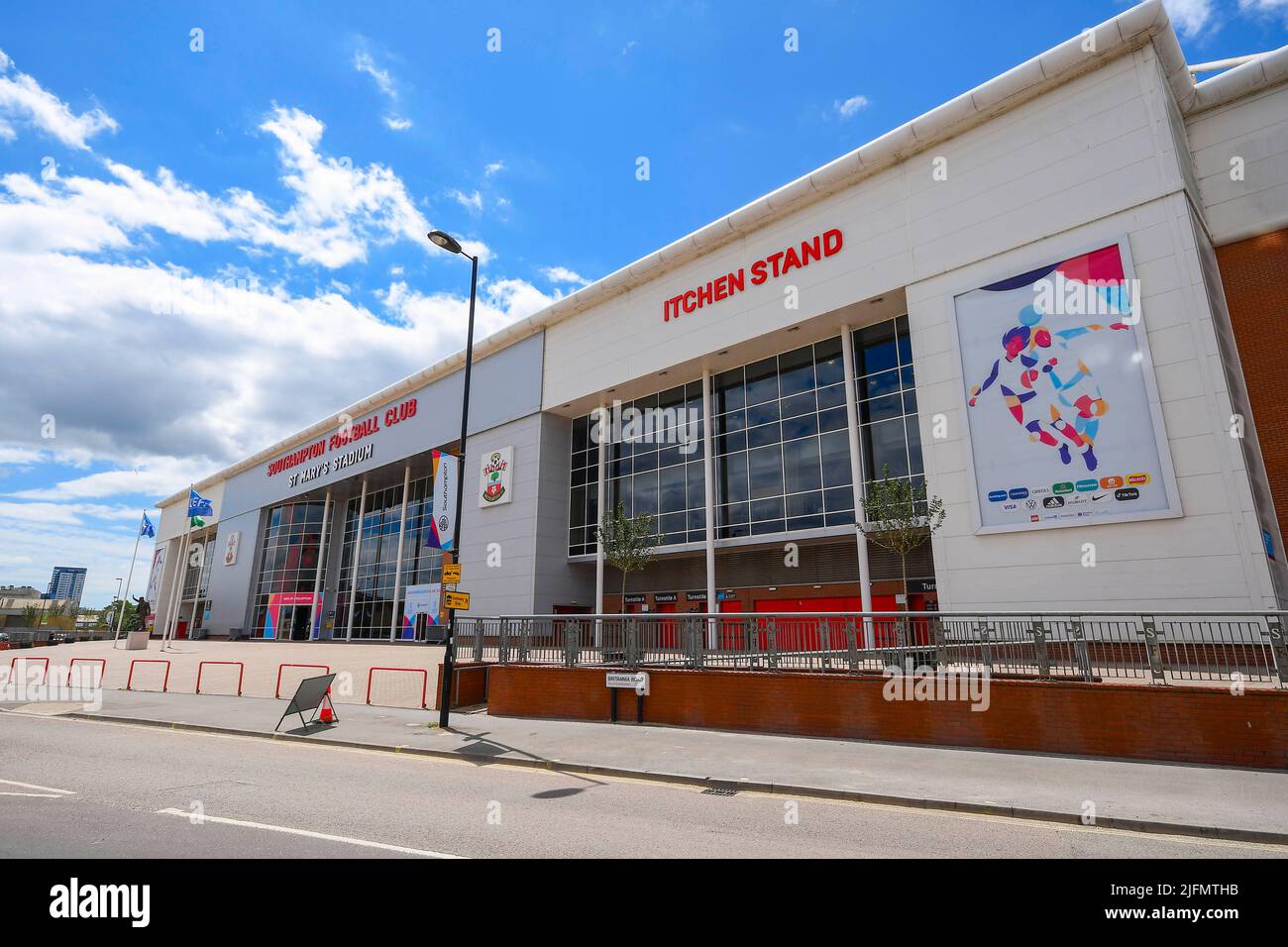 Southampton, Hampshire, Großbritannien. 4.. Juli 2022. Allgemeine Ansicht vor dem St Mary's Stadium, dem Heimstadion des Southampton Football Club, in dem drei UEFA Women’s Euro 2022-Gruppenspiele stattfinden, die am Donnerstag, dem 7.. Juli, mit Norwegen gegen Nordirland beginnen. Bildnachweis: Graham Hunt/Alamy Live News Stockfoto