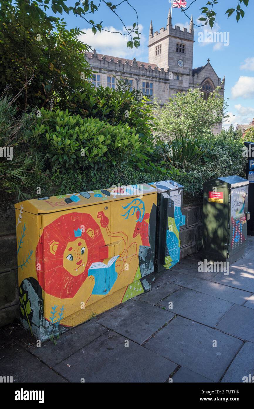 Wandbild auf BT-Utility-Box mit Shrewsbury Library im Hintergrund, Castle Street, Shrewsbury, Shropshire Stockfoto