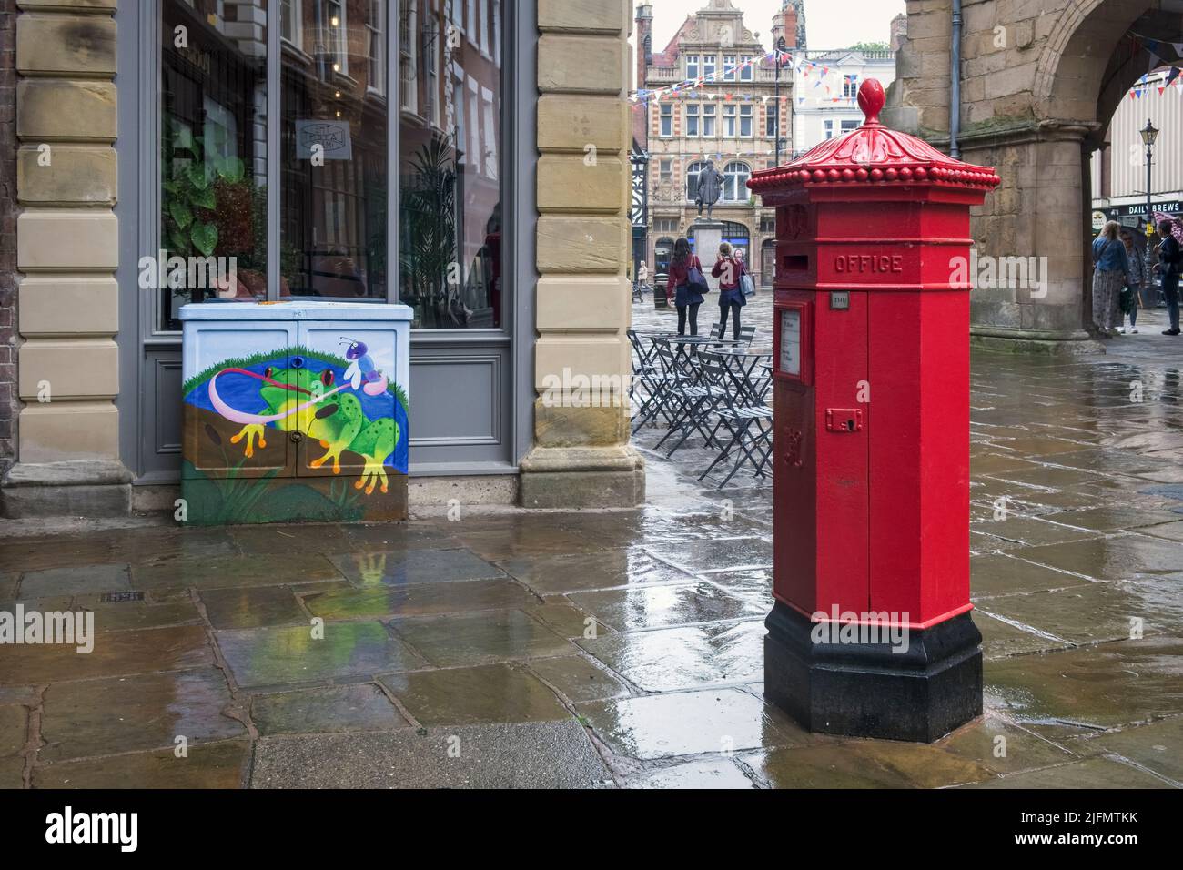 Viktorianischer Briefkasten und Wandgemälde auf BT Utility Box, The Square, Shrewsbury, Shropshire Stockfoto