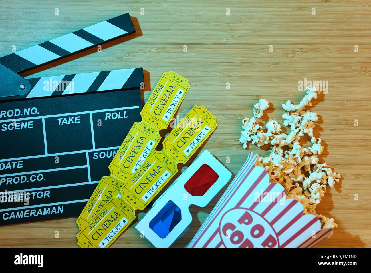 Klappbrett, Eintrittskarten für Filme und Popcorn. Stockfoto