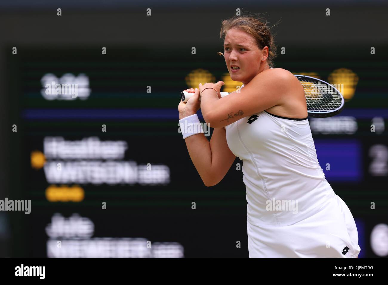3.. Juli 2022, All England Lawn Tennis and Croquet Club, London, England; Wimbledon Tennisturnier; Jule Niemeier während ihres Damen-Einzelspieles gegen Heather Watson Stockfoto