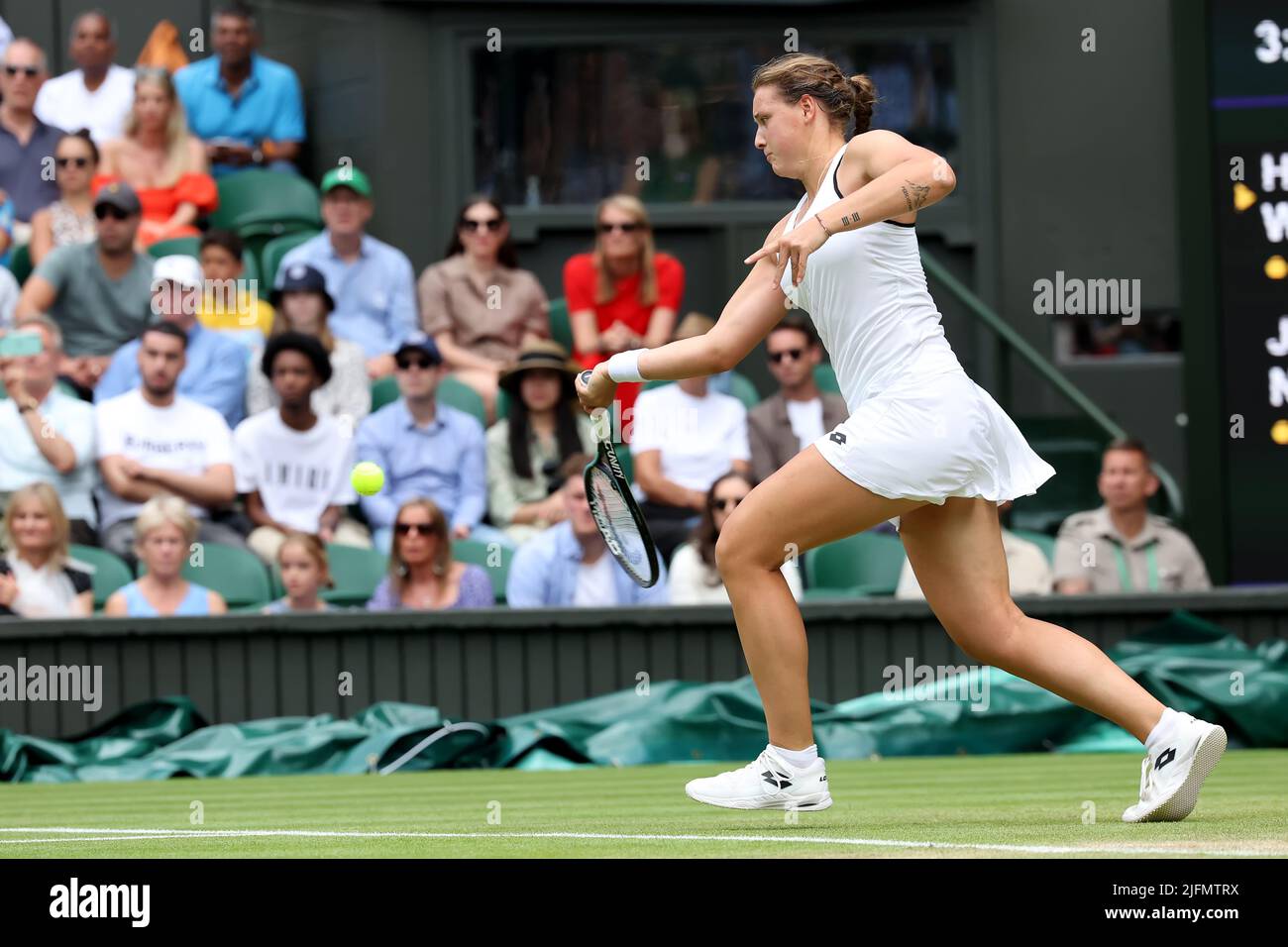 3.. Juli 2022, All England Lawn Tennis and Croquet Club, London, England; Wimbledon Tennisturnier; Jule Niemeier während ihres Damen-Einzelspieles gegen Heather Watson Stockfoto