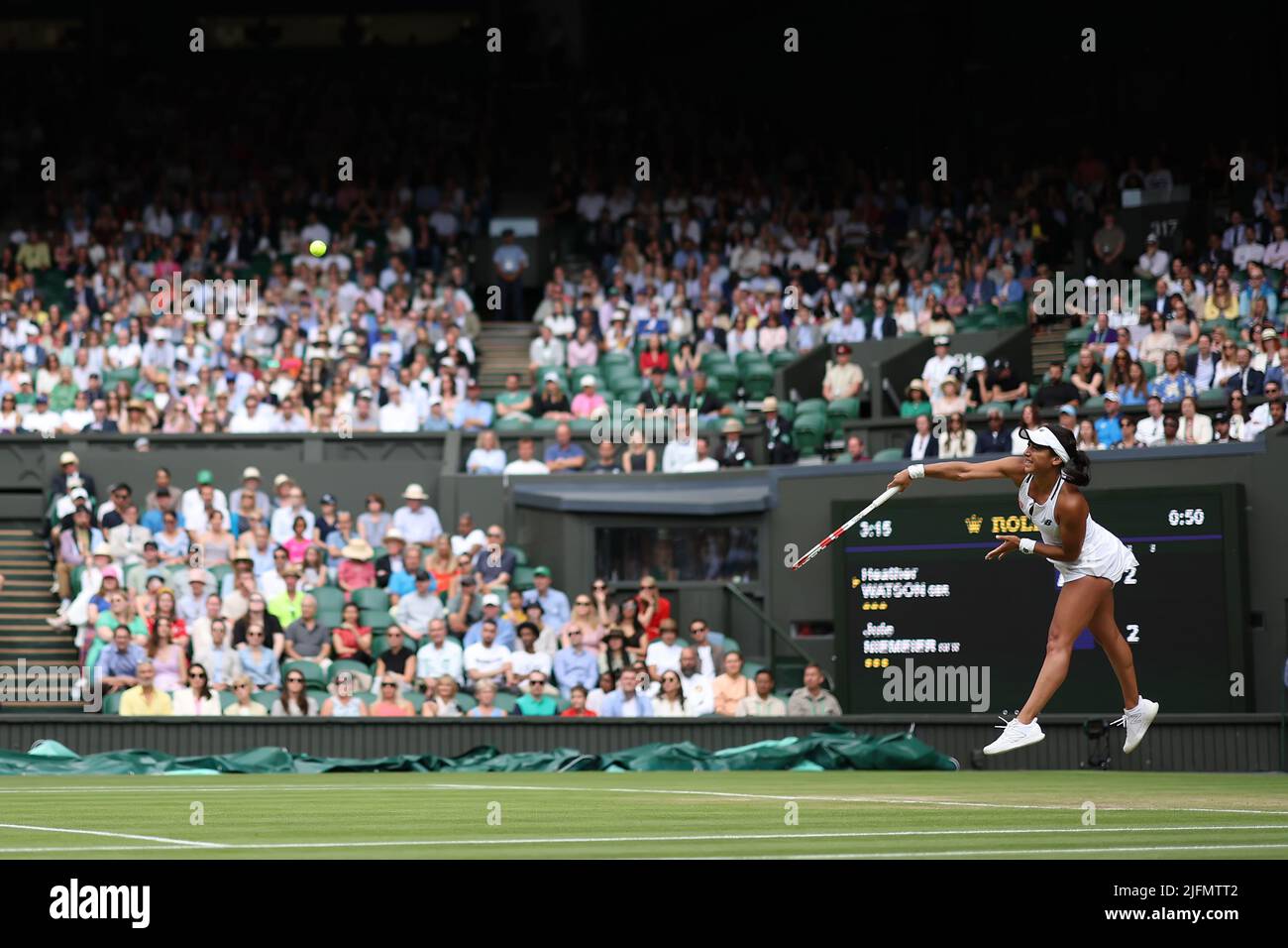 3.. Juli 2022, All England Lawn Tennis and Croquet Club, London, England; Wimbledon Tennisturnier; Heather Watson während ihres Damen-Einzelspieles gegen Jule Niemeier Stockfoto