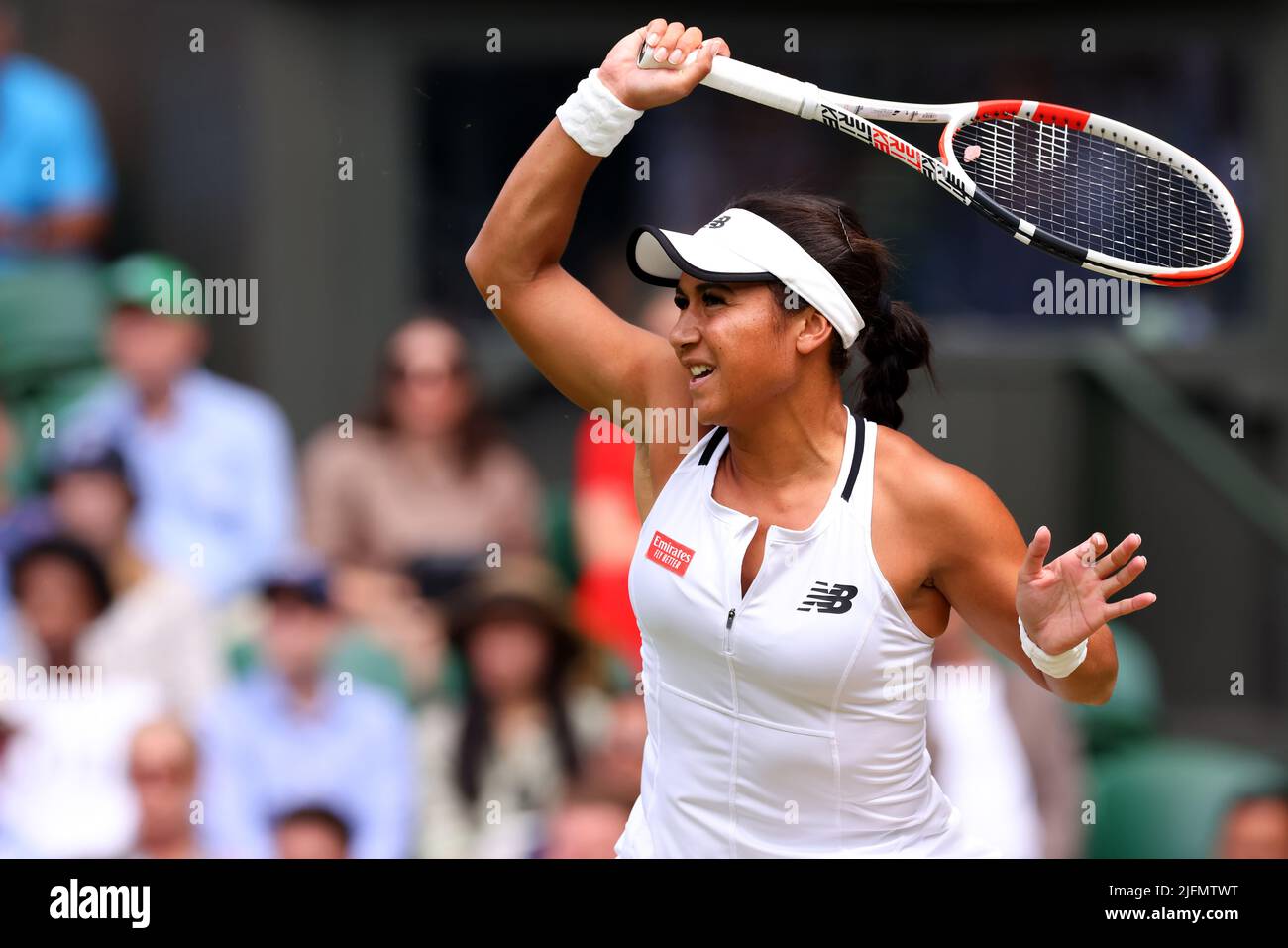 3.. Juli 2022, All England Lawn Tennis and Croquet Club, London, England; Wimbledon Tennisturnier; Heather Watson während ihres Damen-Einzelspieles gegen Jule Niemeier Stockfoto